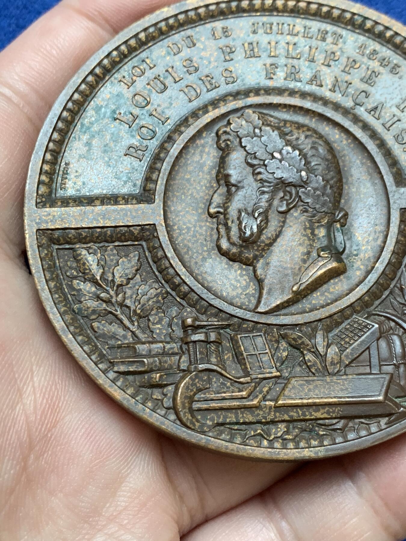 《竞宝斋》第295场- 周日，周一  2场连拍 （全场包邮） 原铸 法国国王菲利普一世头像铜章 大规格 156.3克 68mm  手指铭