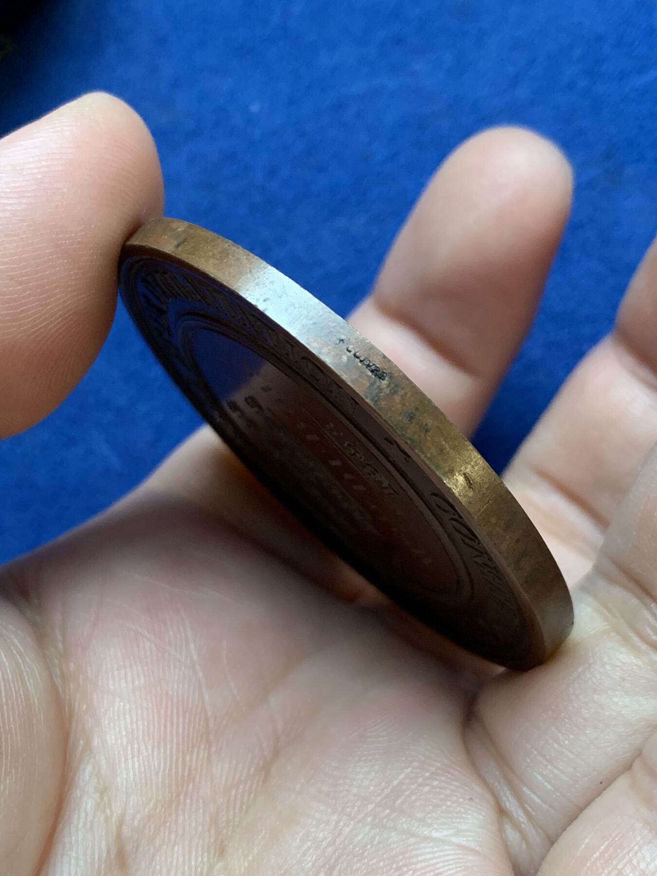 《竞宝斋》第295场- 周日，周一  2场连拍 （全场包邮） 1868年法国拿破仑三世音乐题材大铜章 直径50.5mm 重量56.1克 带原盒和老藏家标签！