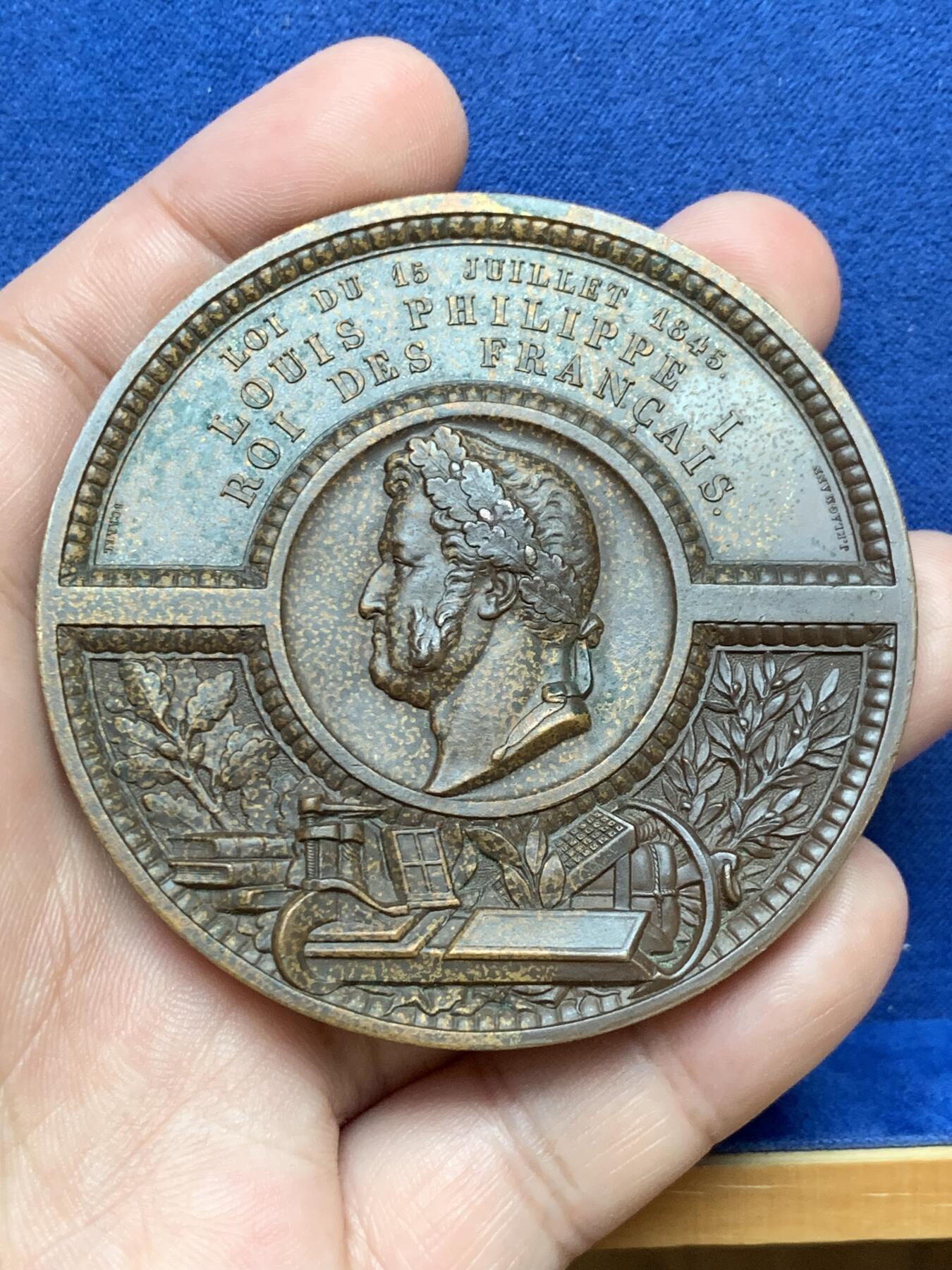 《竞宝斋》第295场- 周日，周一  2场连拍 （全场包邮） 原铸 法国国王菲利普一世头像铜章 大规格 156.3克 68mm  手指铭