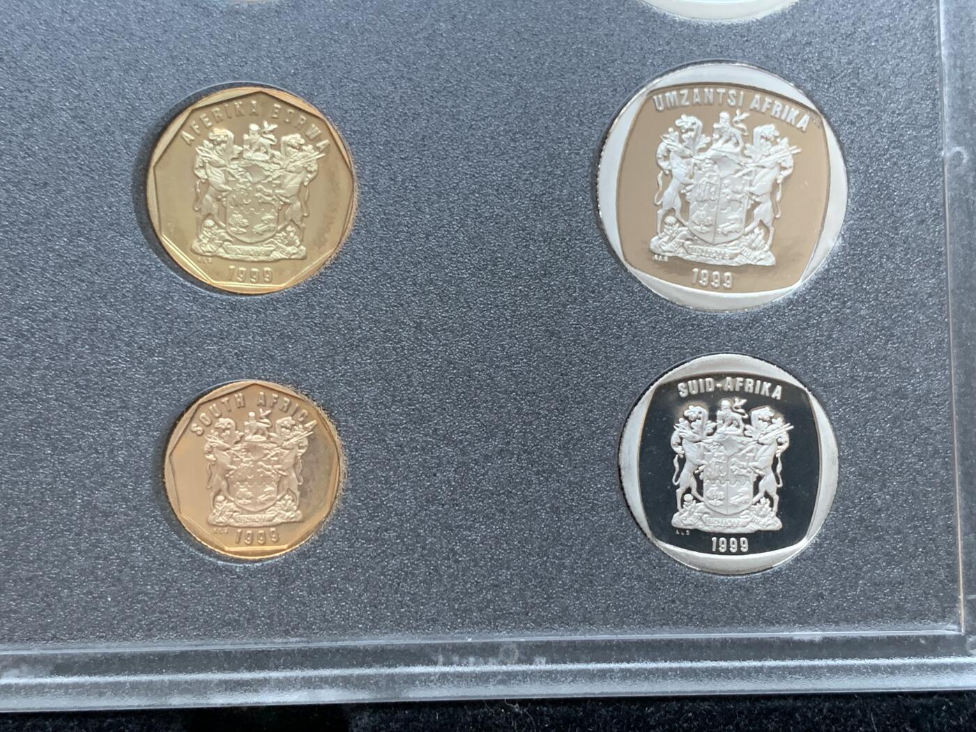 《竞宝斋》第295场- 周日，周一  2场连拍 （全场包邮） 1999 南非精制套币 豪华原装 全新无氧化 南非后期的精制套币非常少见