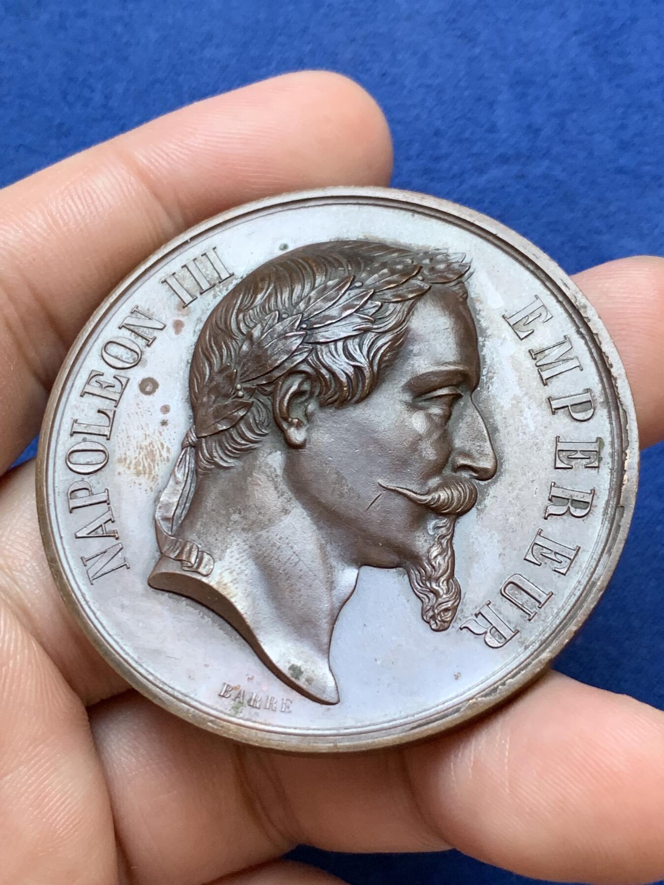 《竞宝斋》第295场- 周日，周一  2场连拍 （全场包邮） 1868年法国拿破仑三世音乐题材大铜章 直径50.5mm 重量56.1克 带原盒和老藏家标签！