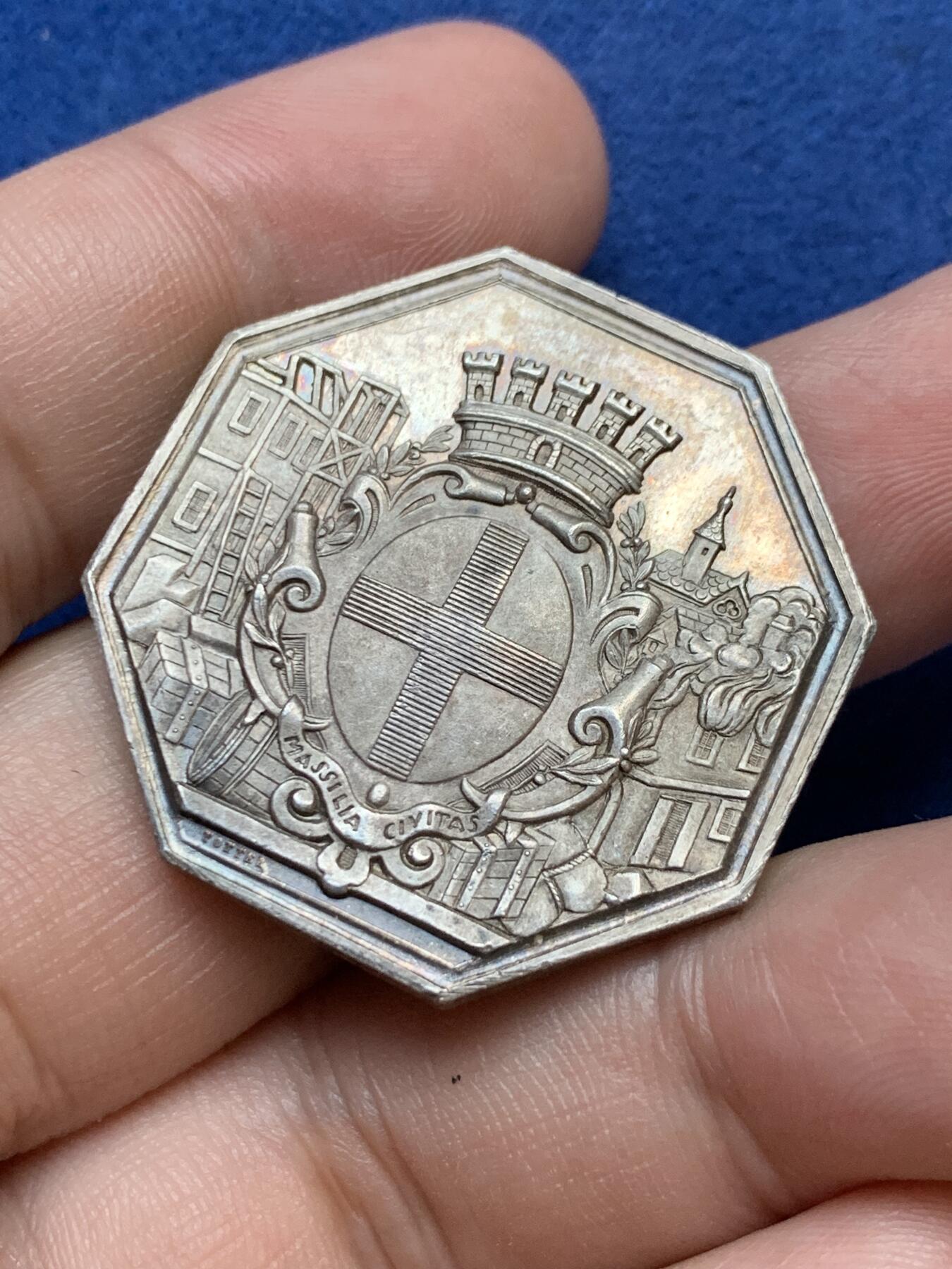 《竞宝斋》第295场- 周日，周一  2场连拍 （全场包邮） 法国马赛火灾保险八角银质代币 首见品 直径34mm 重量18.89克