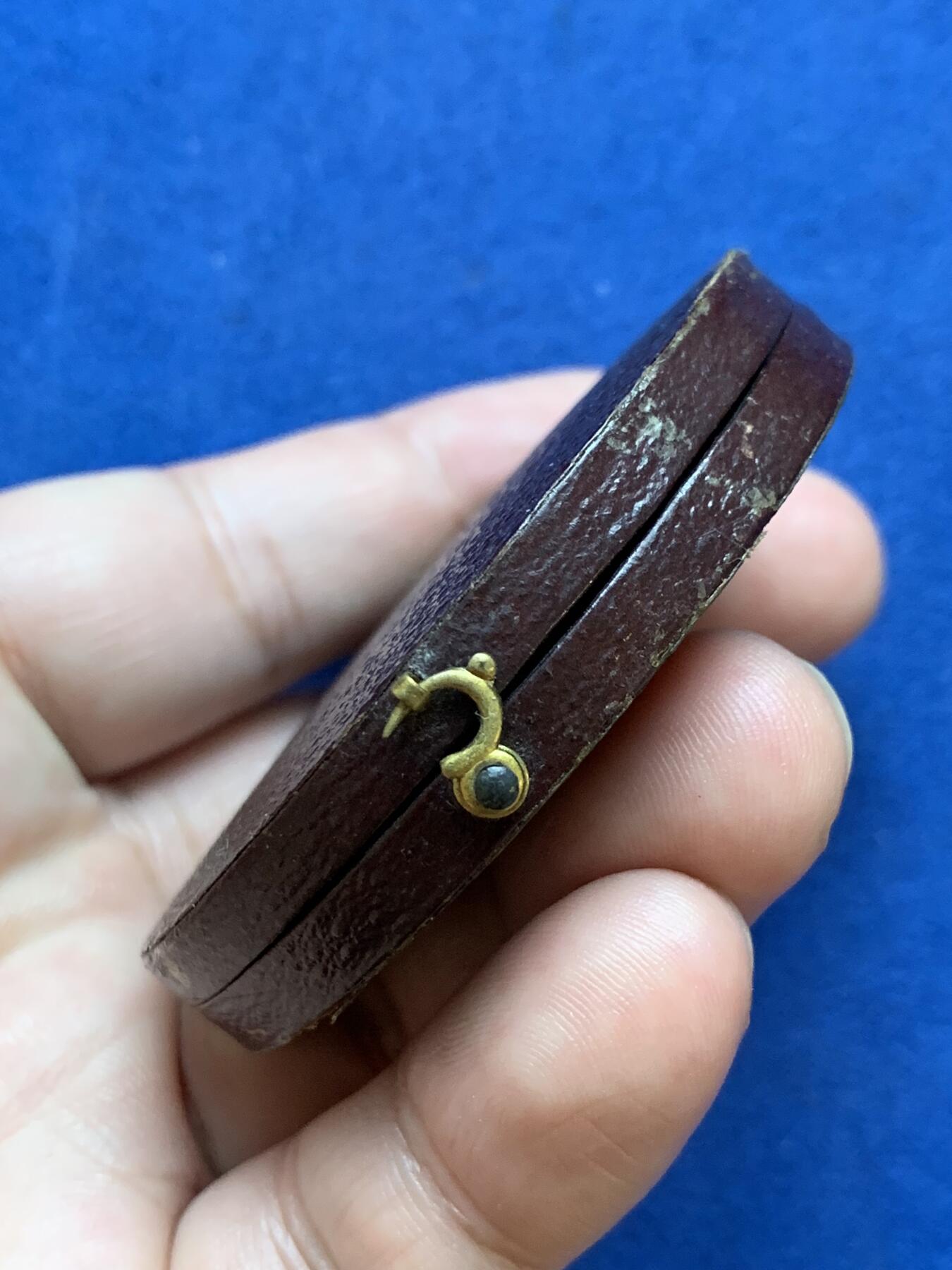 《竞宝斋》第295场- 周日，周一  2场连拍 （全场包邮） 1868年法国拿破仑三世音乐题材大铜章 直径50.5mm 重量56.1克 带原盒和老藏家标签！