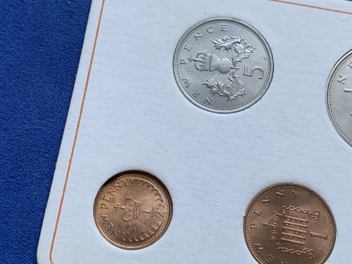 《竞宝斋》第295场- 周日，周一  2场连拍 （全场包邮） 英国套币5枚装 册装 细节见图