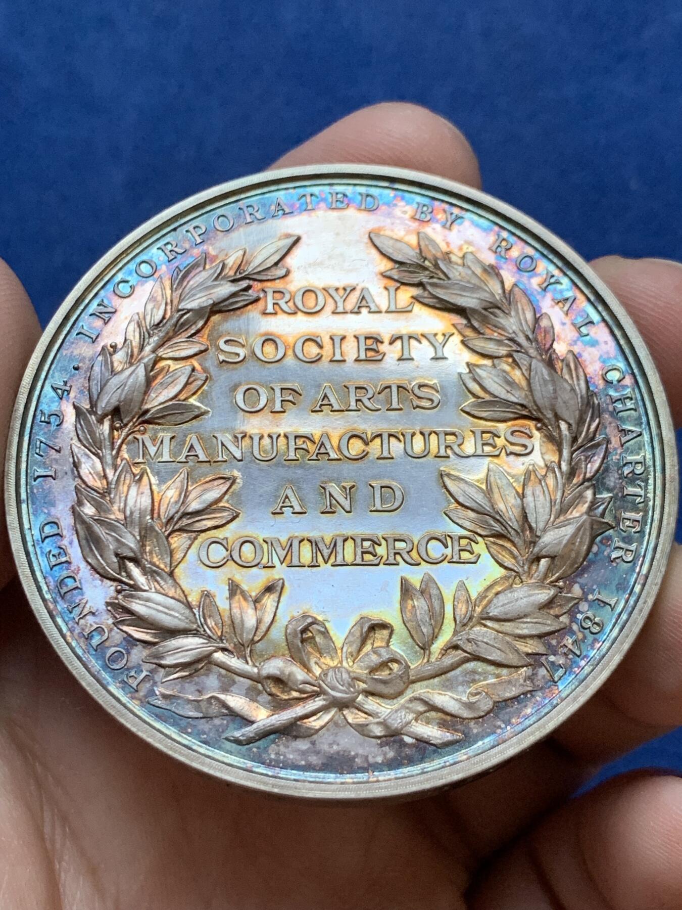 《竞宝斋》第295场- 周日，周一  2场连拍 （全场包邮） 英国1915乔治五世皇家艺术学会总统奖章 罕见大银章，人像浮雕凝霜很棒，55mm，92.2g，带高级原盒