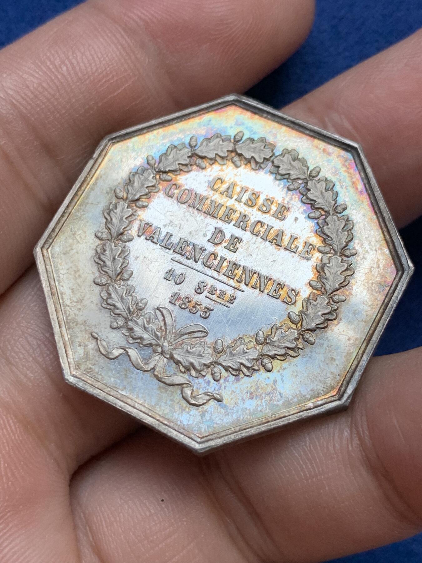 《竞宝斋》第295场- 周日，周一  2场连拍 （全场包邮） 法国1853瓦伦谢纳商业银行八角银质代币 19.7克 35.1mm 手指铭银标