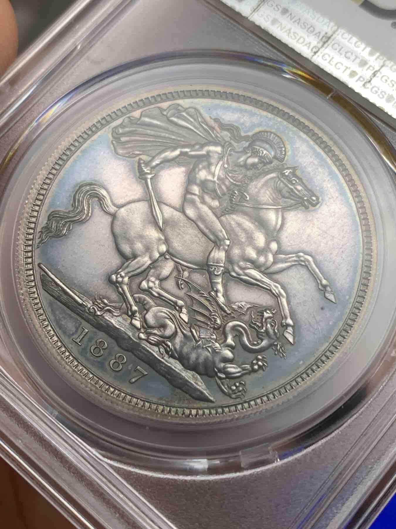 《竞宝斋》第295场- 周日，周一  2场连拍 （全场包邮） PCGS PR62CAM 英国1887年维多利亚1克朗马剑精制银币 蓝汪汪的底板，镜面效果明显，只有1000枚左右，大名誉品，英系资深玩家必备藏品