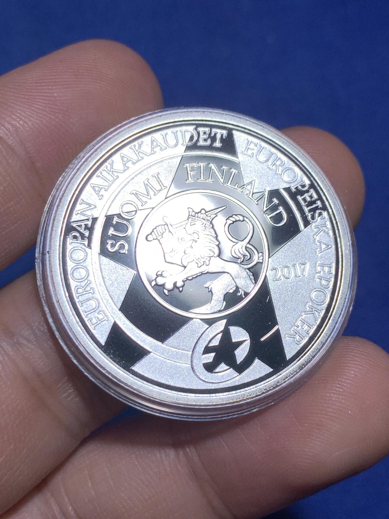 《竞宝斋》第295场- 周日，周一  2场连拍 （全场包邮） 欧洲之星 2007年 芬兰 10欧元 黄金时代 发行数量：10000  银0.925 17克 （内纸盒损坏）