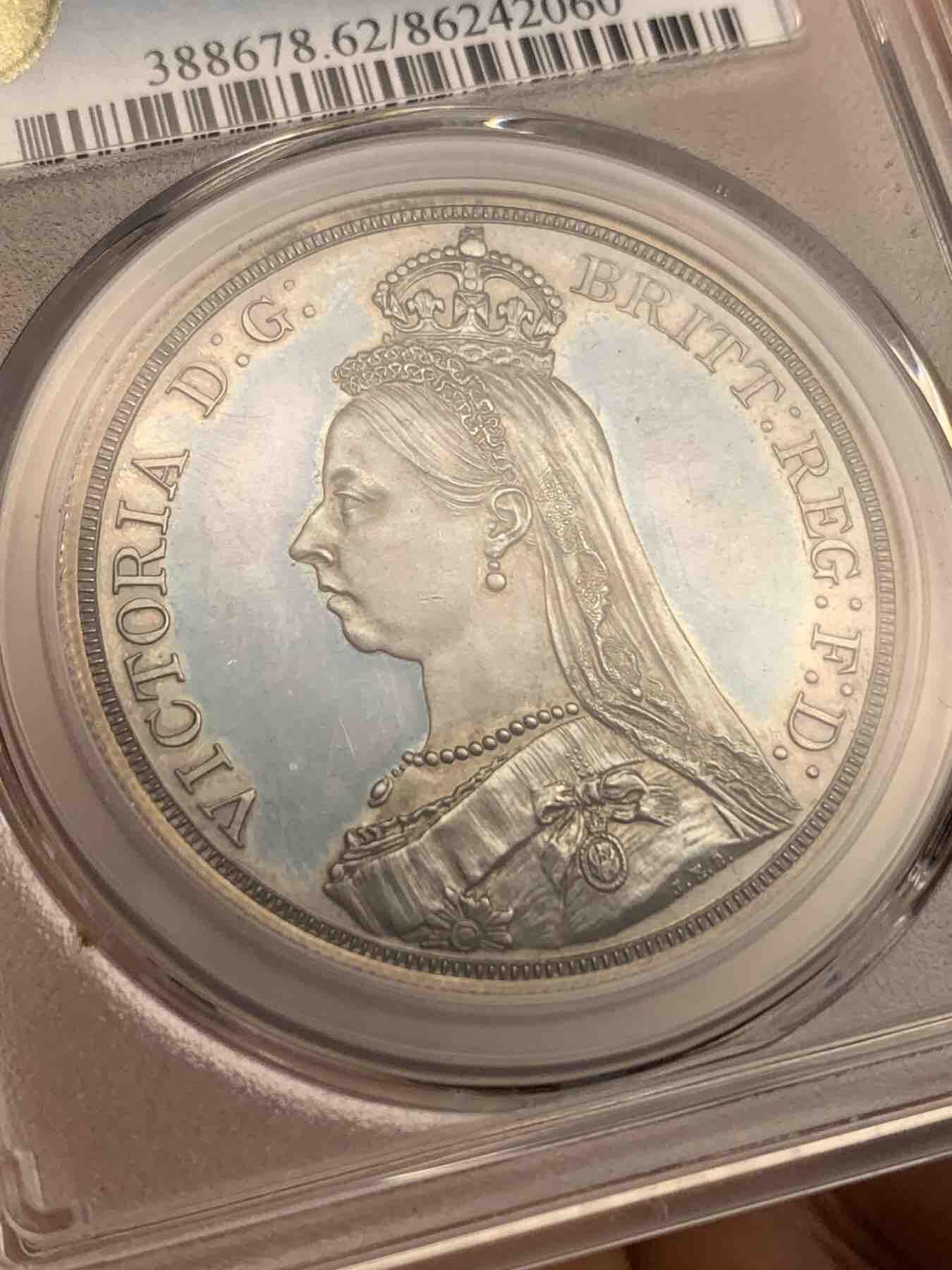 《竞宝斋》第295场- 周日，周一  2场连拍 （全场包邮） PCGS PR62CAM 英国1887年维多利亚1克朗马剑精制银币 蓝汪汪的底板，镜面效果明显，只有1000枚左右，大名誉品，英系资深玩家必备藏品