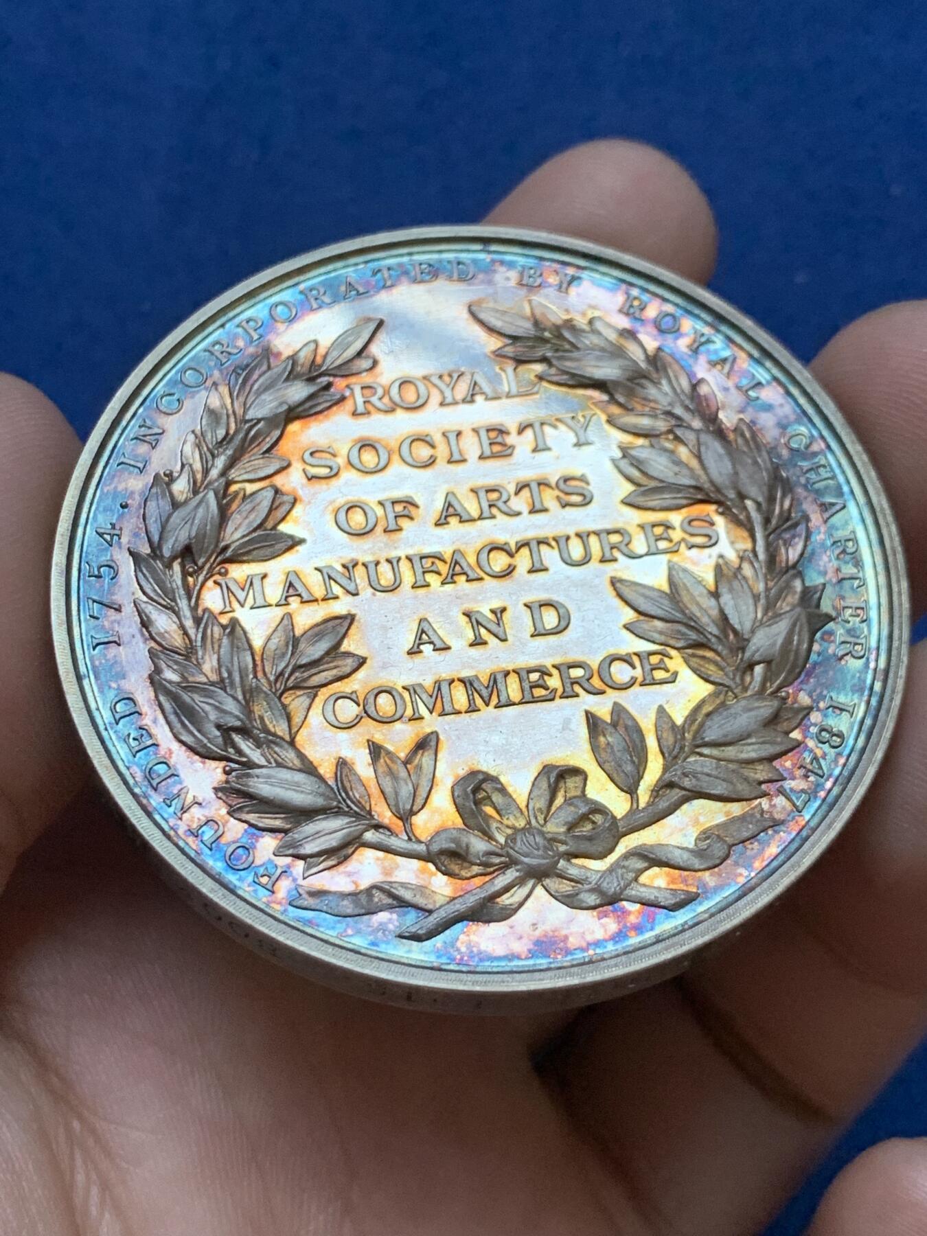 《竞宝斋》第295场- 周日，周一  2场连拍 （全场包邮） 英国1915乔治五世皇家艺术学会总统奖章 罕见大银章，人像浮雕凝霜很棒，55mm，92.2g，带高级原盒