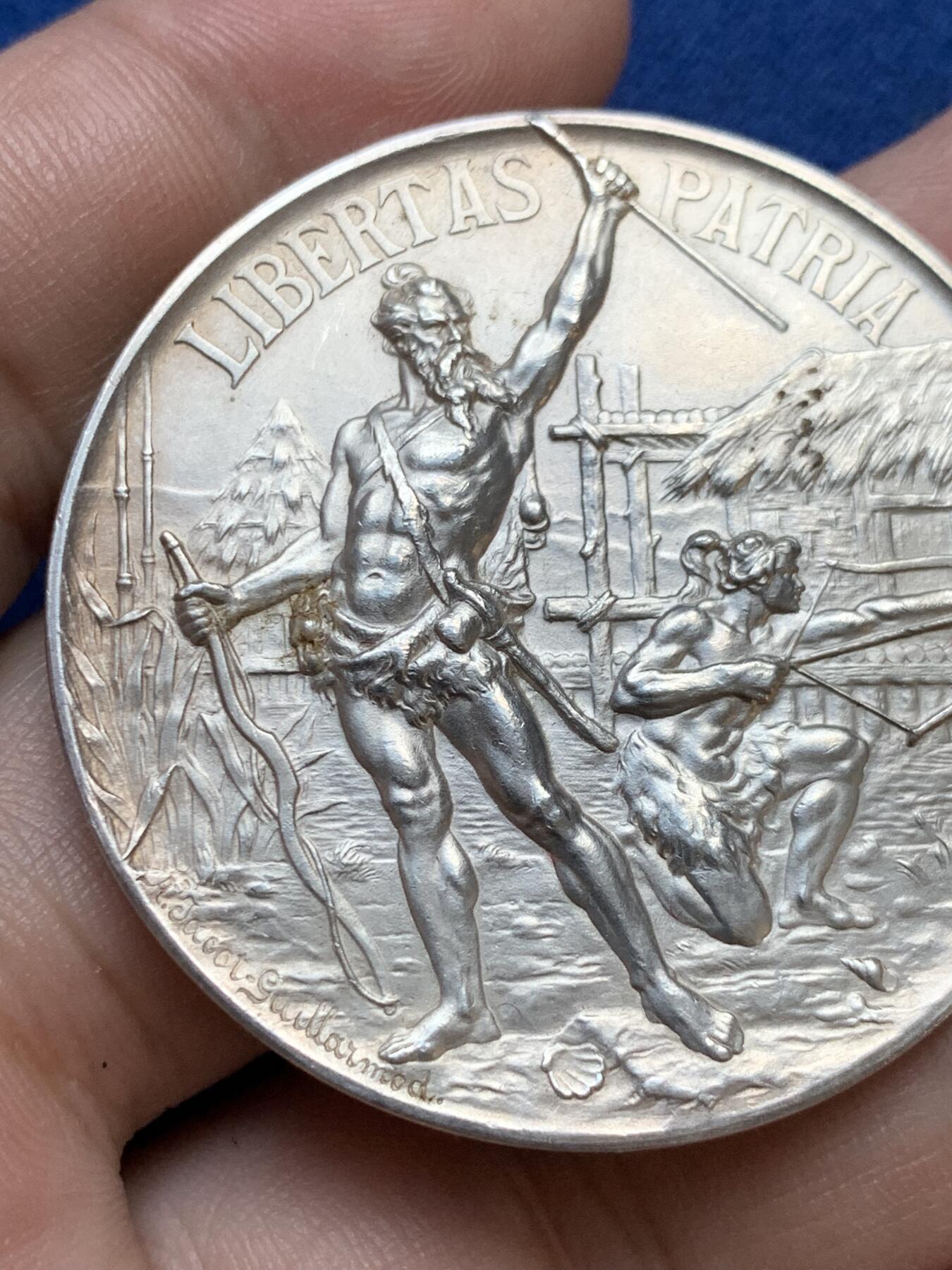 《竞宝斋》第295场- 周日，周一  2场连拍 （全场包邮） JACOT-GUILLARMOD 1899年瑞士沃州射击节银章 直径45mm 重量39g 品种罕见 高点和底光极好！ 边有一小磕