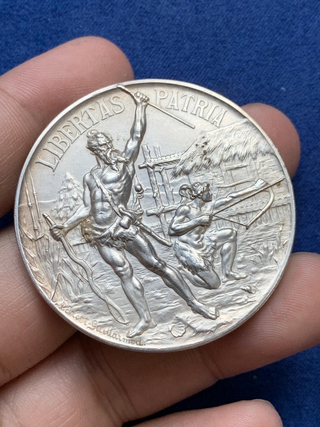 《竞宝斋》第295场- 周日，周一  2场连拍 （全场包邮） JACOT-GUILLARMOD 1899年瑞士沃州射击节银章 直径45mm 重量39g 品种罕见 高点和底光极好！ 边有一小磕