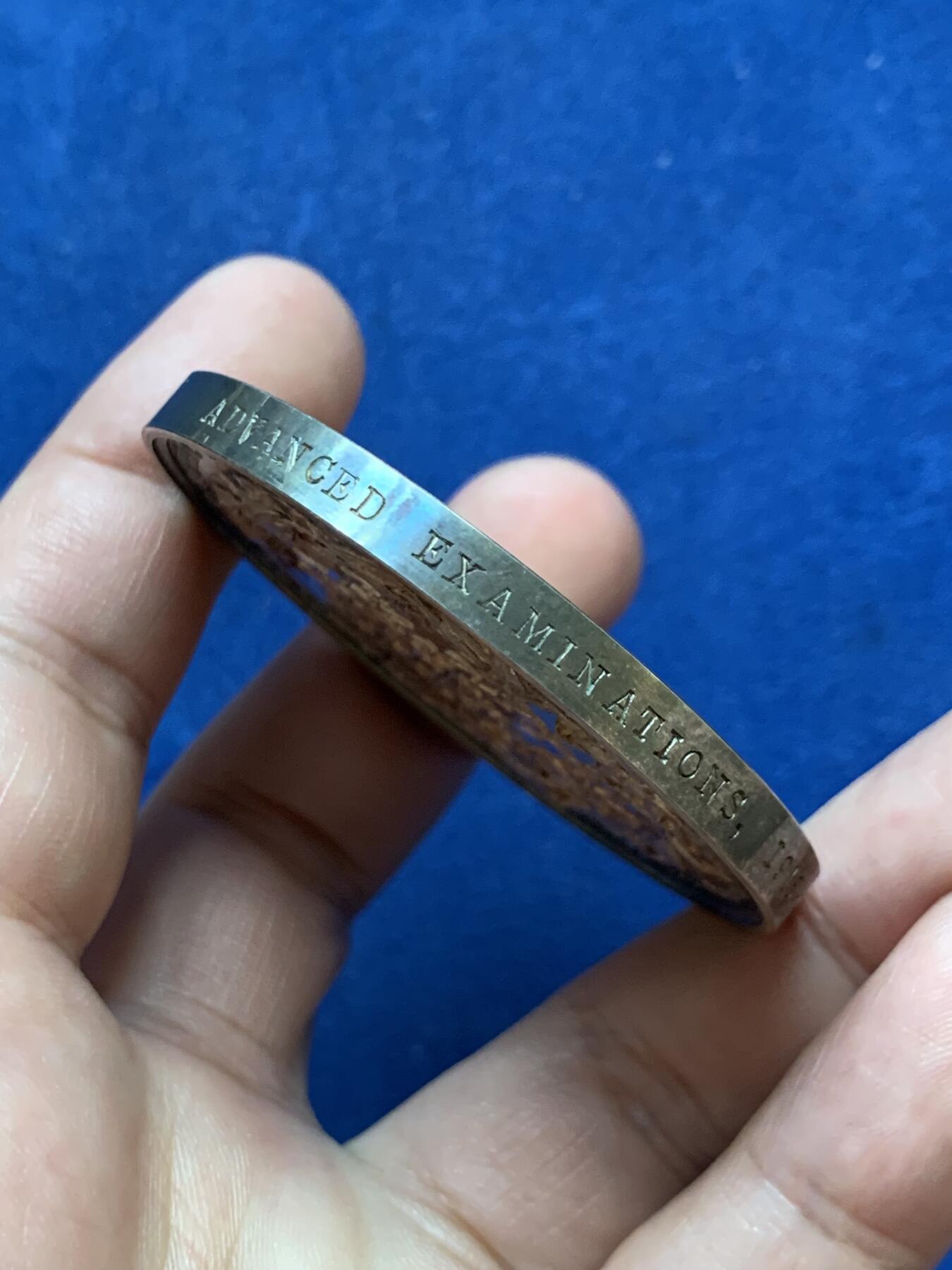 《竞宝斋》第295场- 周日，周一  2场连拍 （全场包邮） 英国1915乔治五世皇家艺术学会总统奖章 罕见大银章，人像浮雕凝霜很棒，55mm，92.2g，带高级原盒