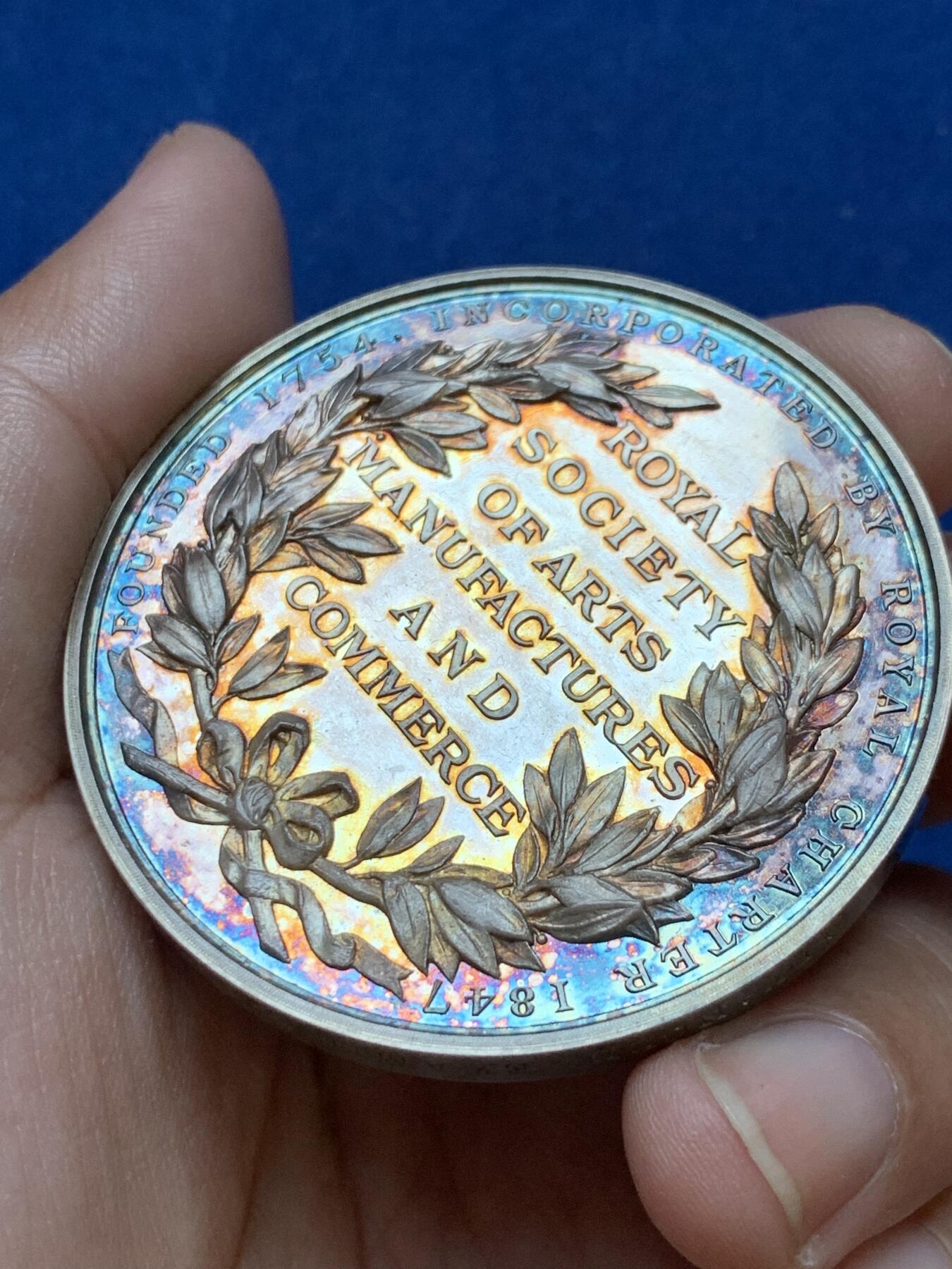 《竞宝斋》第295场- 周日，周一  2场连拍 （全场包邮） 英国1915乔治五世皇家艺术学会总统奖章 罕见大银章，人像浮雕凝霜很棒，55mm，92.2g，带高级原盒