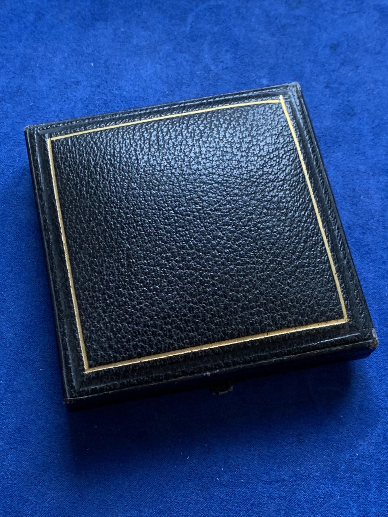 《竞宝斋》第295场- 周日，周一  2场连拍 （全场包邮） 英国1915乔治五世皇家艺术学会总统奖章 罕见大银章，人像浮雕凝霜很棒，55mm，92.2g，带高级原盒