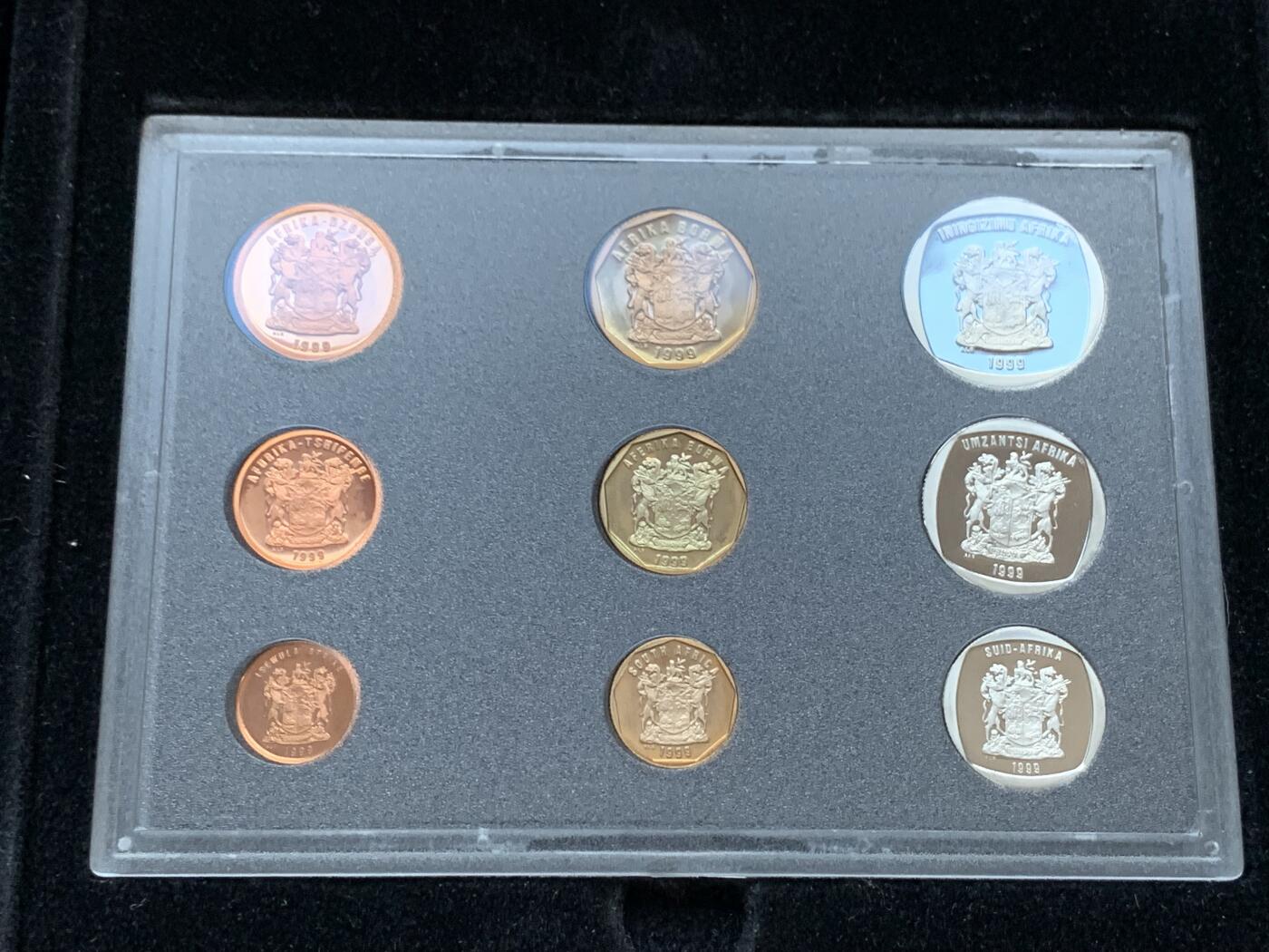 《竞宝斋》第295场- 周日，周一  2场连拍 （全场包邮） 1999 南非精制套币 豪华原装 全新无氧化 南非后期的精制套币非常少见