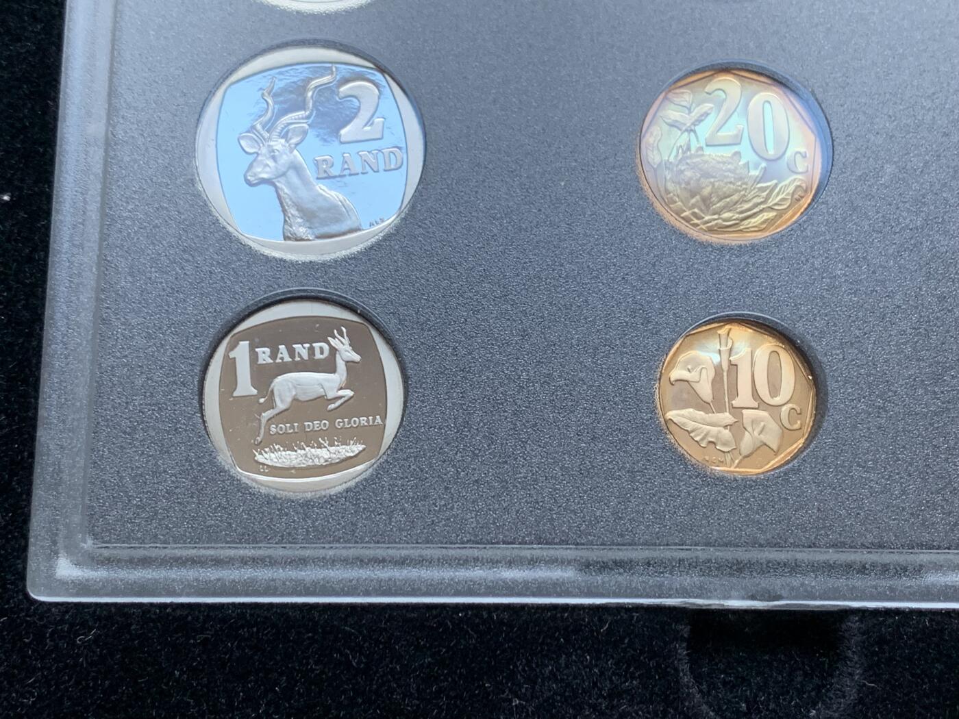 《竞宝斋》第295场- 周日，周一  2场连拍 （全场包邮） 1999 南非精制套币 豪华原装 全新无氧化 南非后期的精制套币非常少见