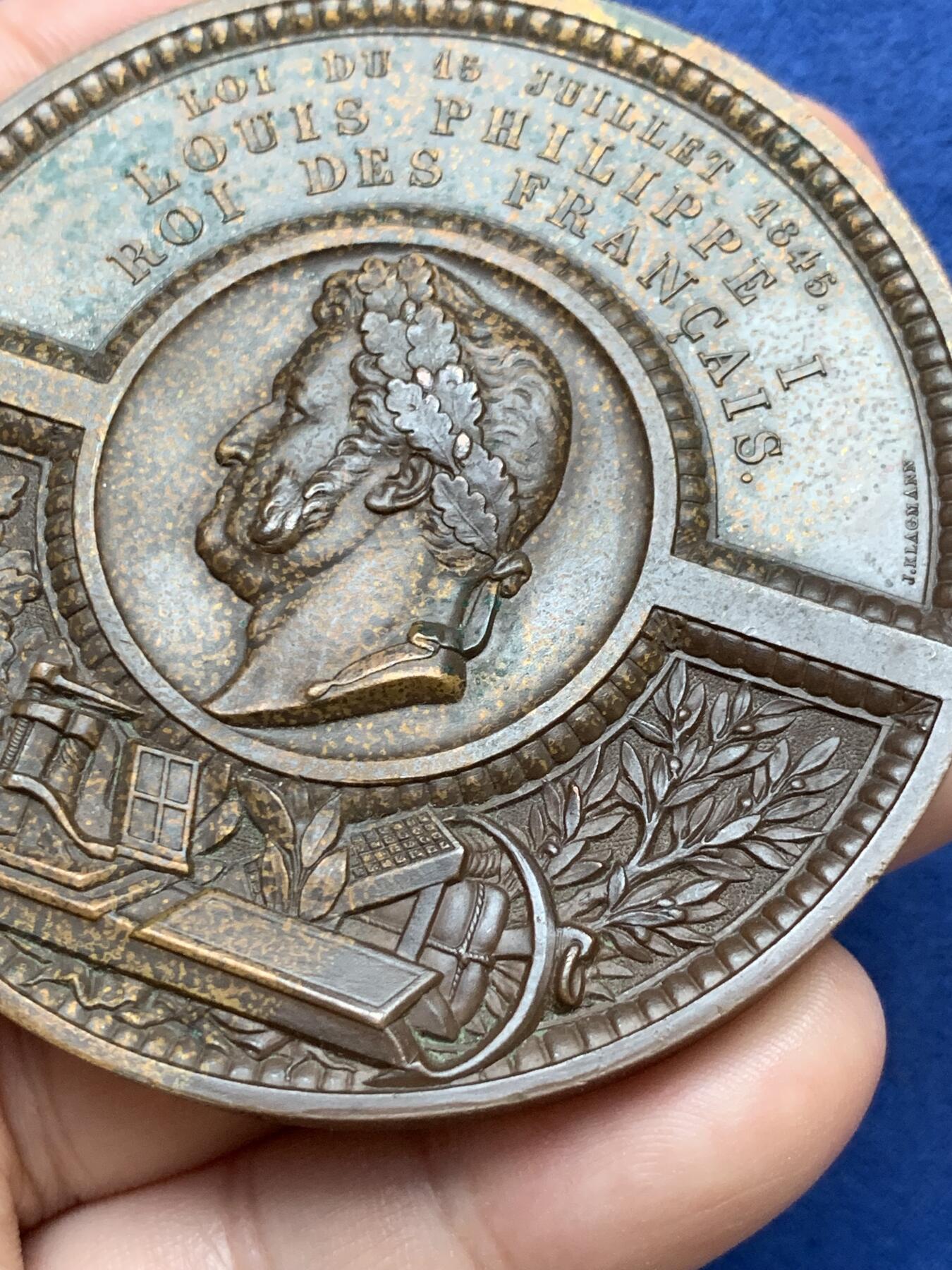 《竞宝斋》第295场- 周日，周一  2场连拍 （全场包邮） 原铸 法国国王菲利普一世头像铜章 大规格 156.3克 68mm  手指铭