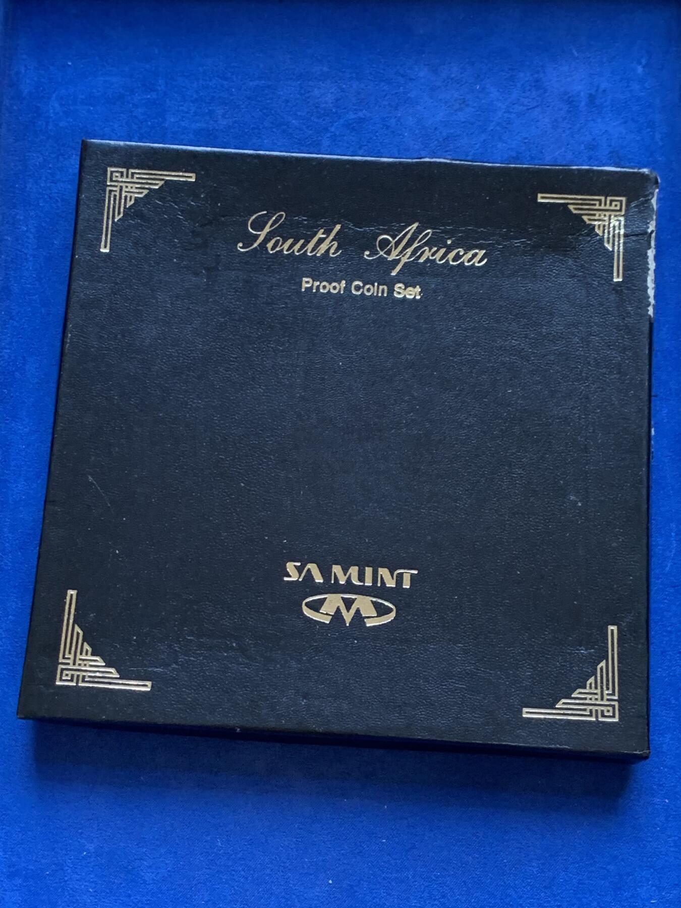 《竞宝斋》第295场- 周日，周一  2场连拍 （全场包邮） 1999 南非精制套币 豪华原装 全新无氧化 南非后期的精制套币非常少见