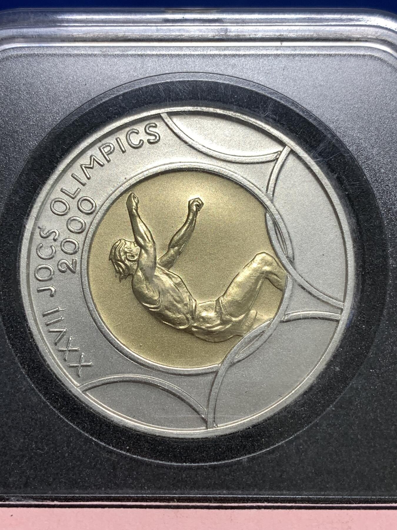 《竞宝斋》第295场- 周日，周一  2场连拍 （全场包邮） 2000年 安道尔 20第纳尔 悉尼奥运会-跳远 发行数量：6000 银0.925 26.5克 中间镶1.5克0.917金