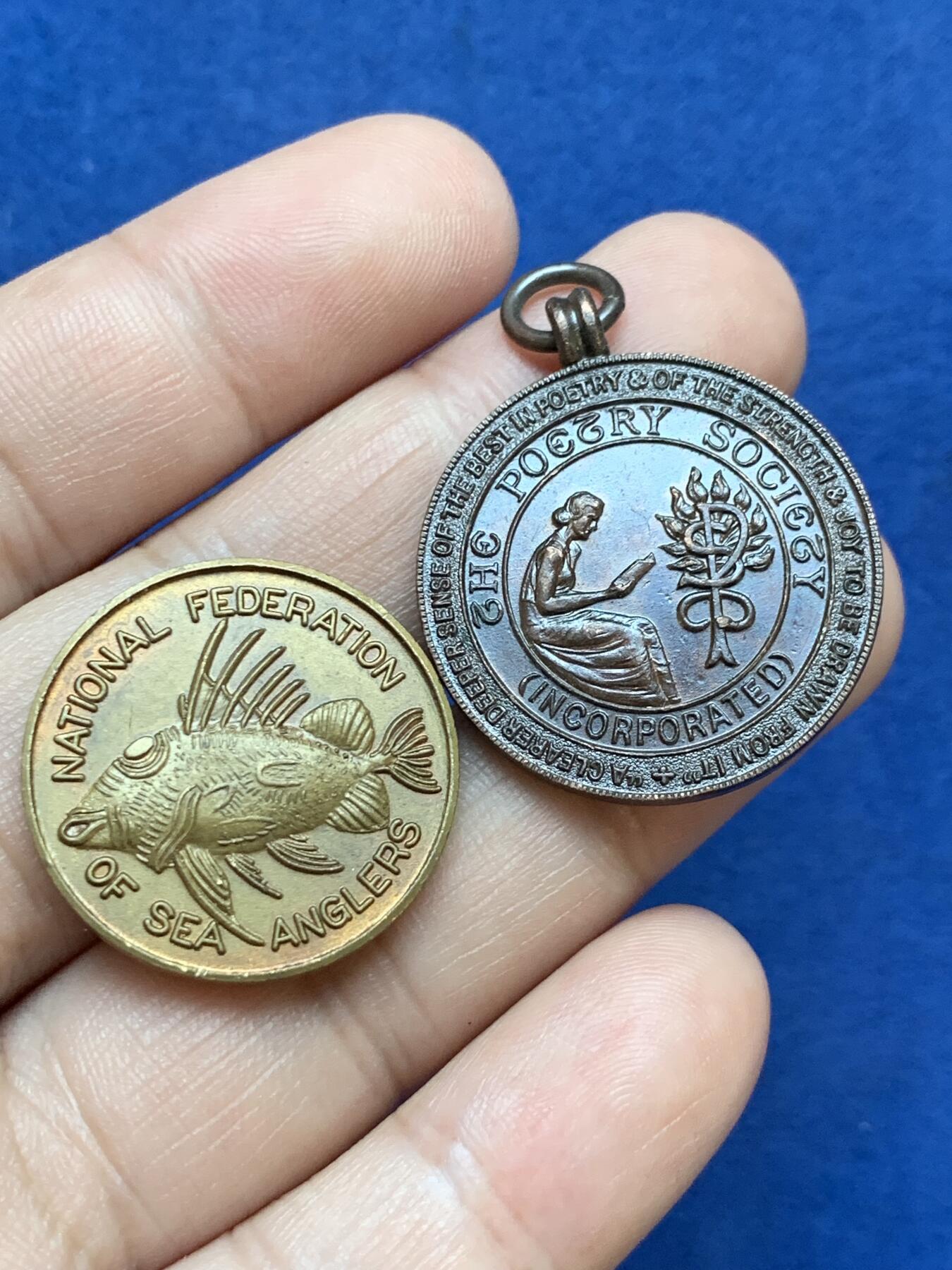 《竞宝斋》第295场- 周日，周一  2场连拍 （全场包邮） 两枚一组 外国纪念章 细节见图 直径26mm 28.9mm