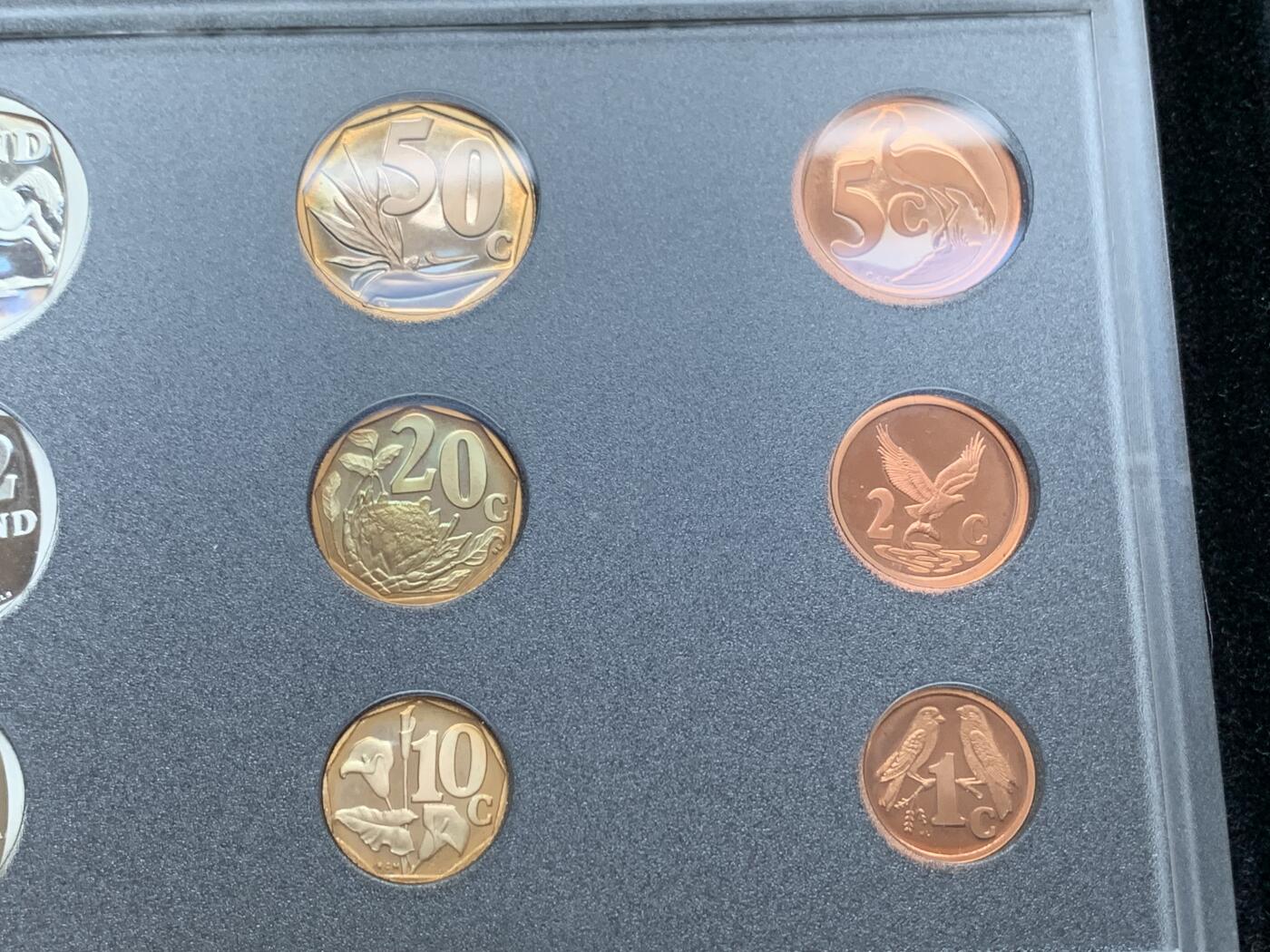 《竞宝斋》第295场- 周日，周一  2场连拍 （全场包邮） 1999 南非精制套币 豪华原装 全新无氧化 南非后期的精制套币非常少见