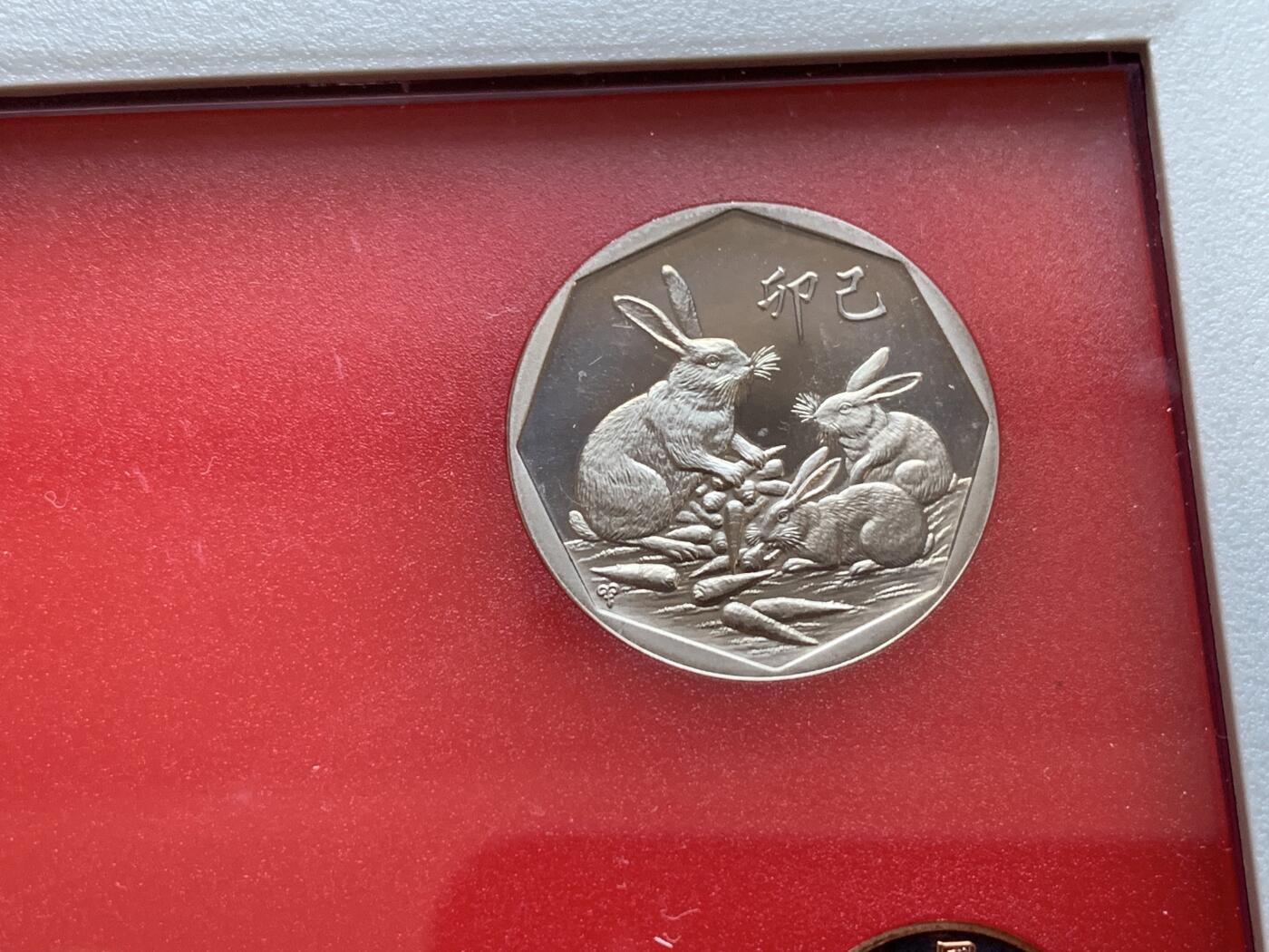 《竞宝斋》第295场- 周日，周一  2场连拍 （全场包邮） 两套一组 1998和1999 中国台湾 精制套币 包装齐全无氧化 均带有精制生肖章 收藏佳品