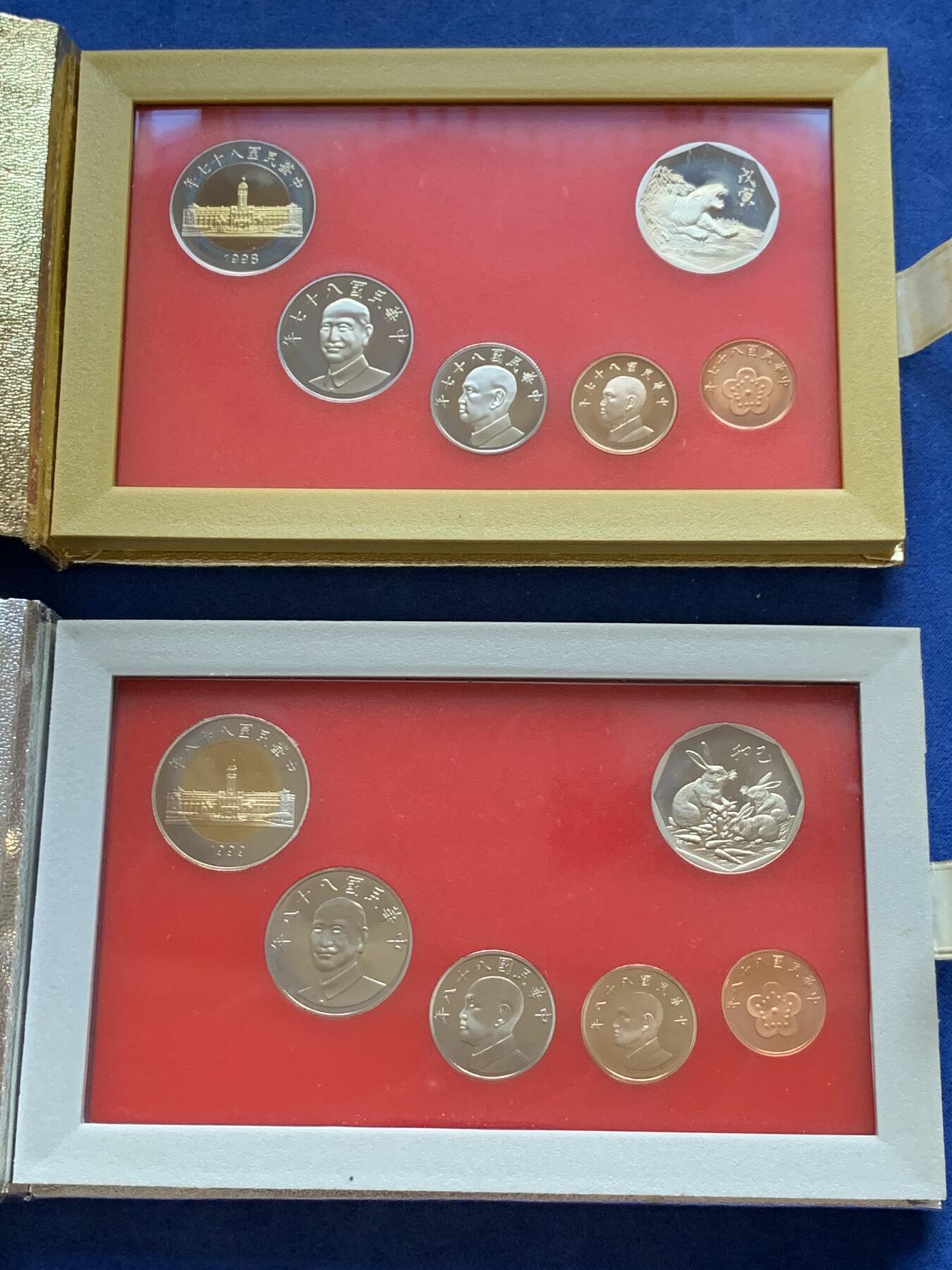 《竞宝斋》第295场- 周日，周一  2场连拍 （全场包邮） 两套一组 1998和1999 中国台湾 精制套币 包装齐全无氧化 均带有精制生肖章 收藏佳品