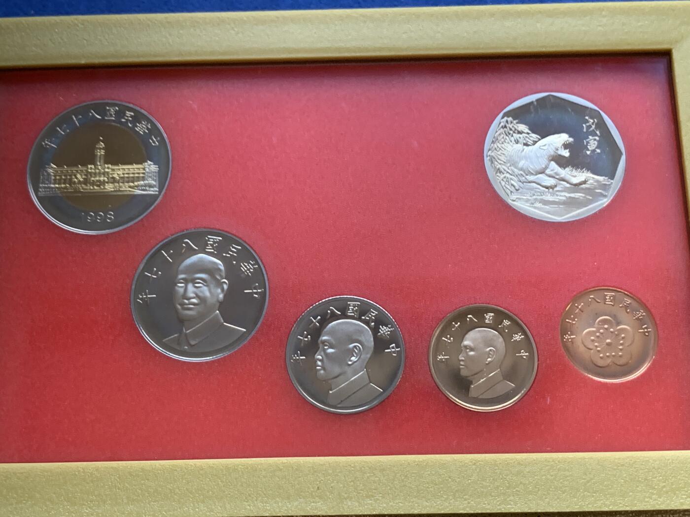 《竞宝斋》第295场- 周日，周一  2场连拍 （全场包邮） 两套一组 1998和1999 中国台湾 精制套币 包装齐全无氧化 均带有精制生肖章 收藏佳品
