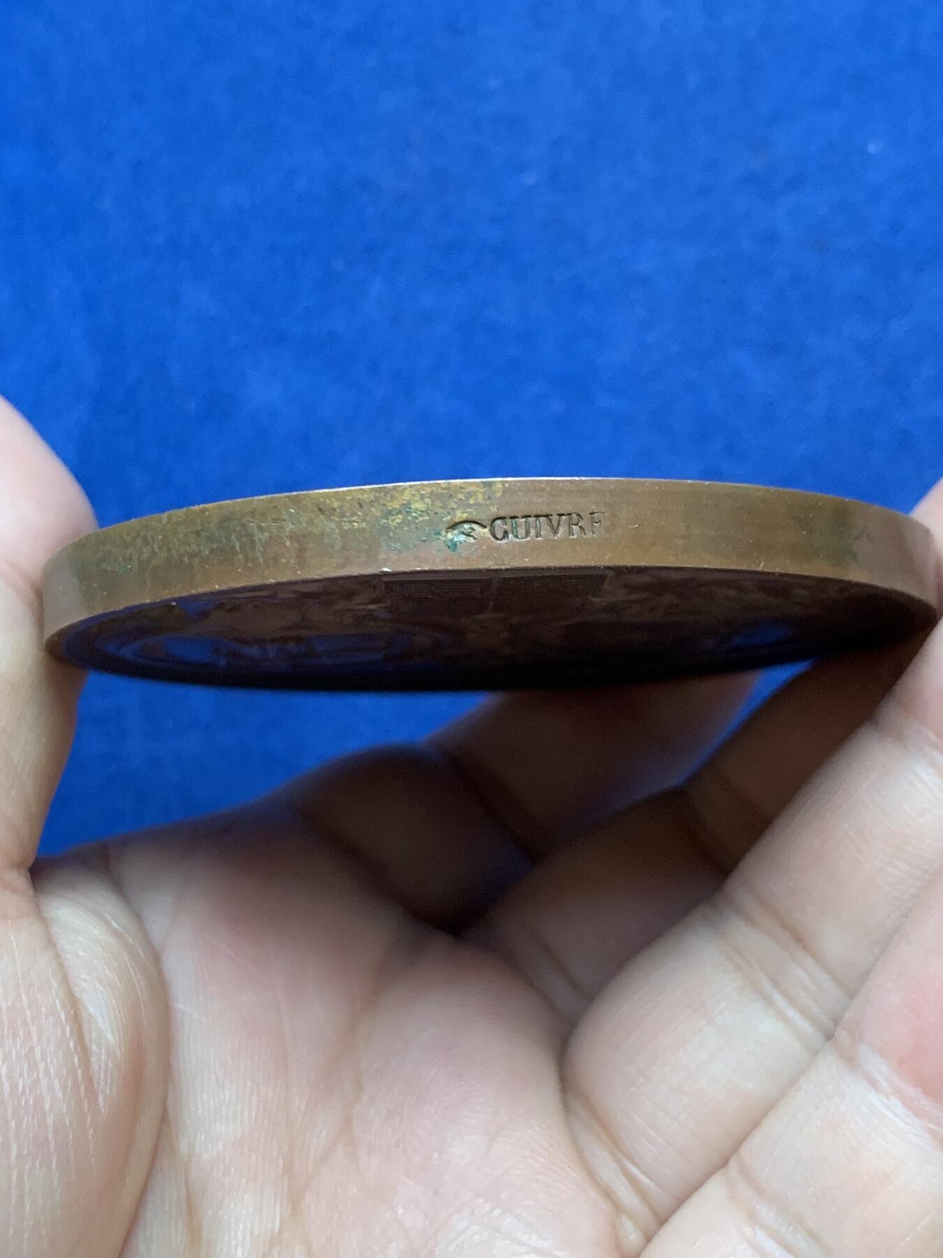 《竞宝斋》第295场- 周日，周一  2场连拍 （全场包邮） 原铸 法国国王菲利普一世头像铜章 大规格 156.3克 68mm  手指铭