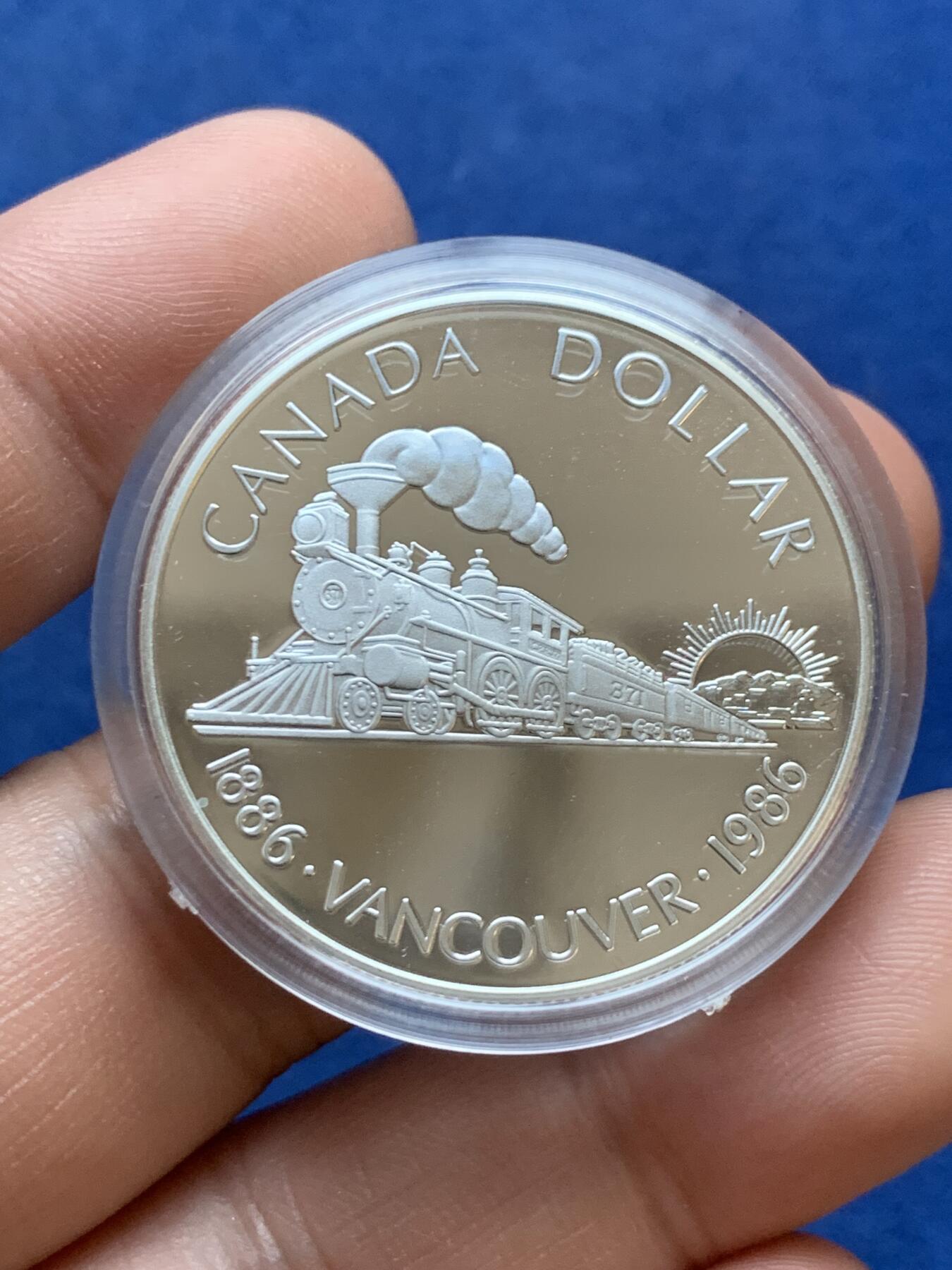 《竞宝斋》第295场- 周日，周一  2场连拍 （全场包邮） 加拿大1986年温哥华百年纪念银币 正面伊丽莎白二世 背面火车 带盒证