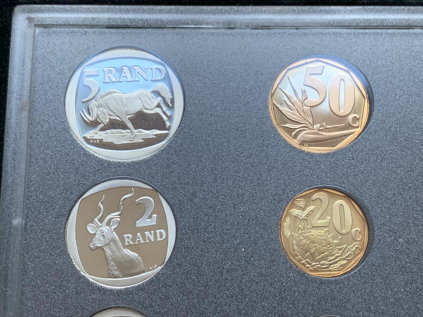 《竞宝斋》第295场- 周日，周一  2场连拍 （全场包邮） 1999 南非精制套币 豪华原装 全新无氧化 南非后期的精制套币非常少见