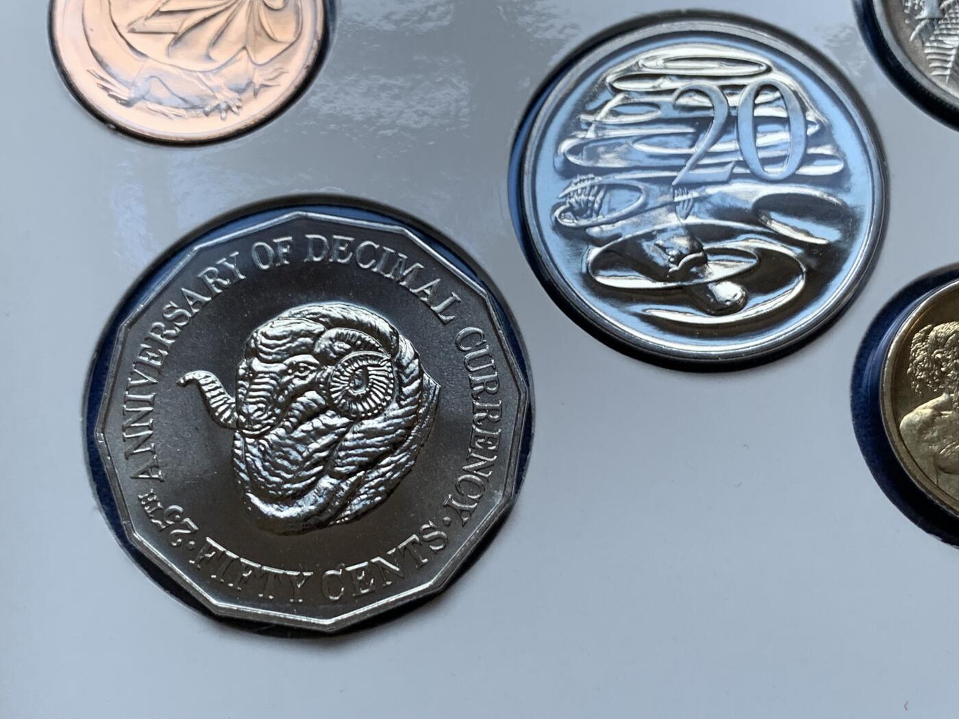 《竞宝斋》第295场- 周日，周一  2场连拍 （全场包邮） 稀少！1991 澳大利亚 十进制25周年纪念 官方MS 保存极为完好 毫无氧化 经典的MS比PS贵一大截的品种 发行量极少只有25,000套 克书参考价200刀 外拍炒上天了