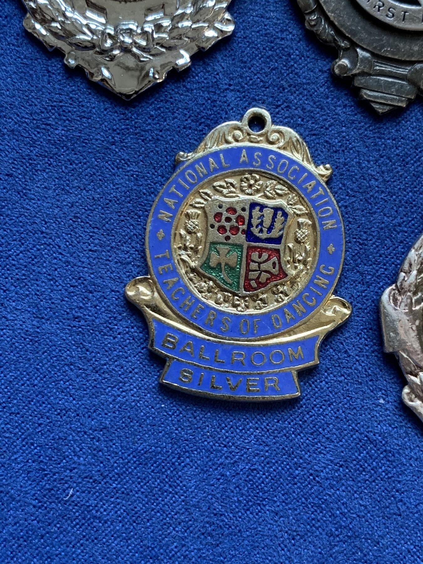 《竞宝斋》第295场- 周日，周一  2场连拍 （全场包邮） 6枚一组 外国纪念章一组 细节见图