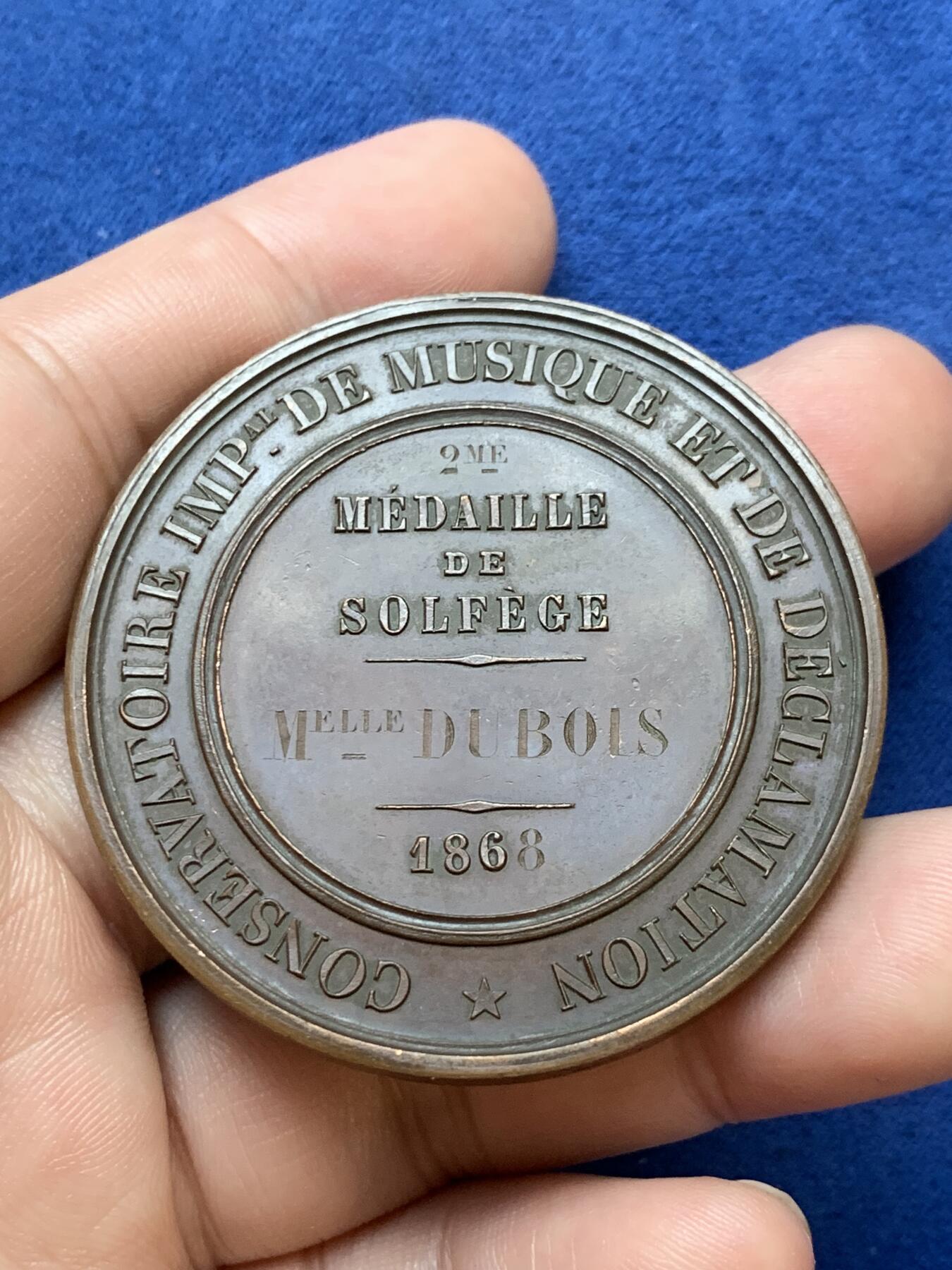 《竞宝斋》第295场- 周日，周一  2场连拍 （全场包邮） 1868年法国拿破仑三世音乐题材大铜章 直径50.5mm 重量56.1克 带原盒和老藏家标签！