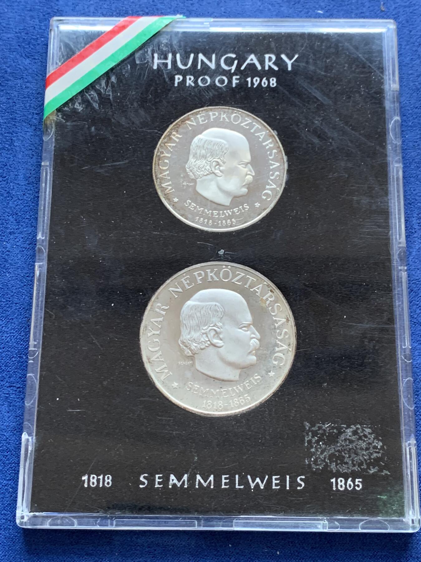 《竞宝斋》第295场- 周日，周一  2场连拍 （全场包邮） 1968 匈牙利精制全银套币 50 100福林两枚 这套的亮点在于原厂的封装完好 连封带都完好无损 纪念塞梅尔魏斯·伊格纳兹·菲利普诞辰150周年 外拍热门品种
