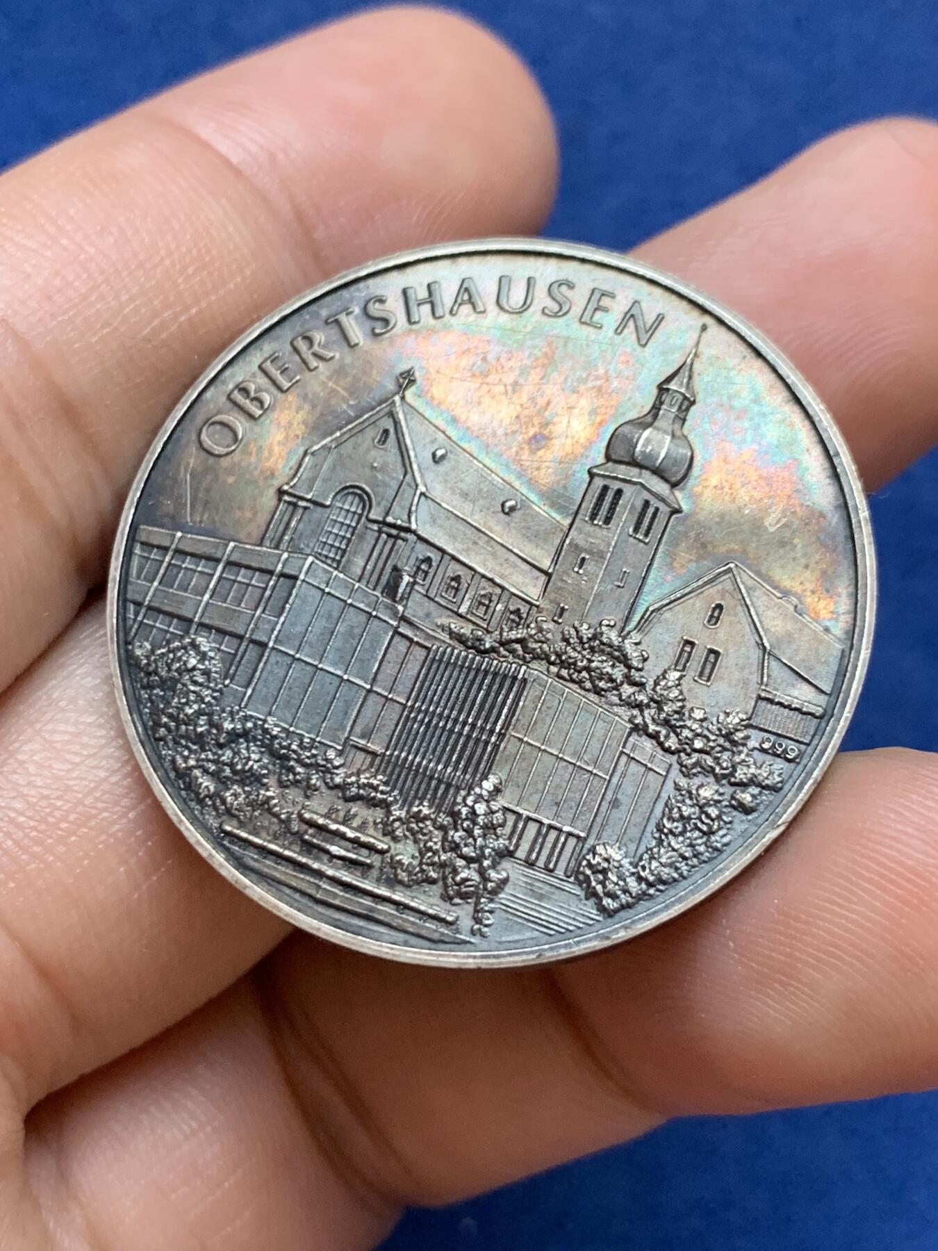 《竞宝斋》第295场- 周日，周一  2场连拍 （全场包邮） 德国奥伯茨豪森银章 1989年城市法律成立70周年 正面为城市会长，背面为城市景观，首见品，直径35mm、重14.82克