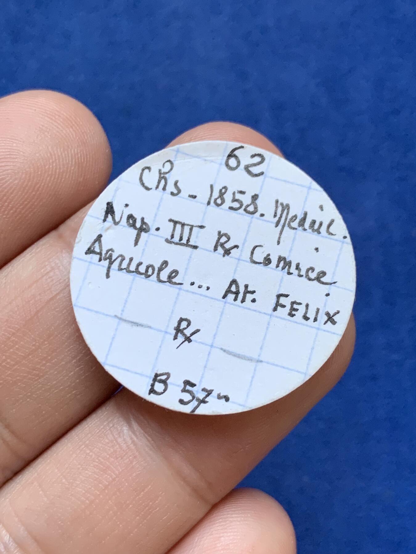 《竞宝斋》第295场- 周日，周一  2场连拍 （全场包邮） 1868年法国拿破仑三世音乐题材大铜章 直径50.5mm 重量56.1克 带原盒和老藏家标签！