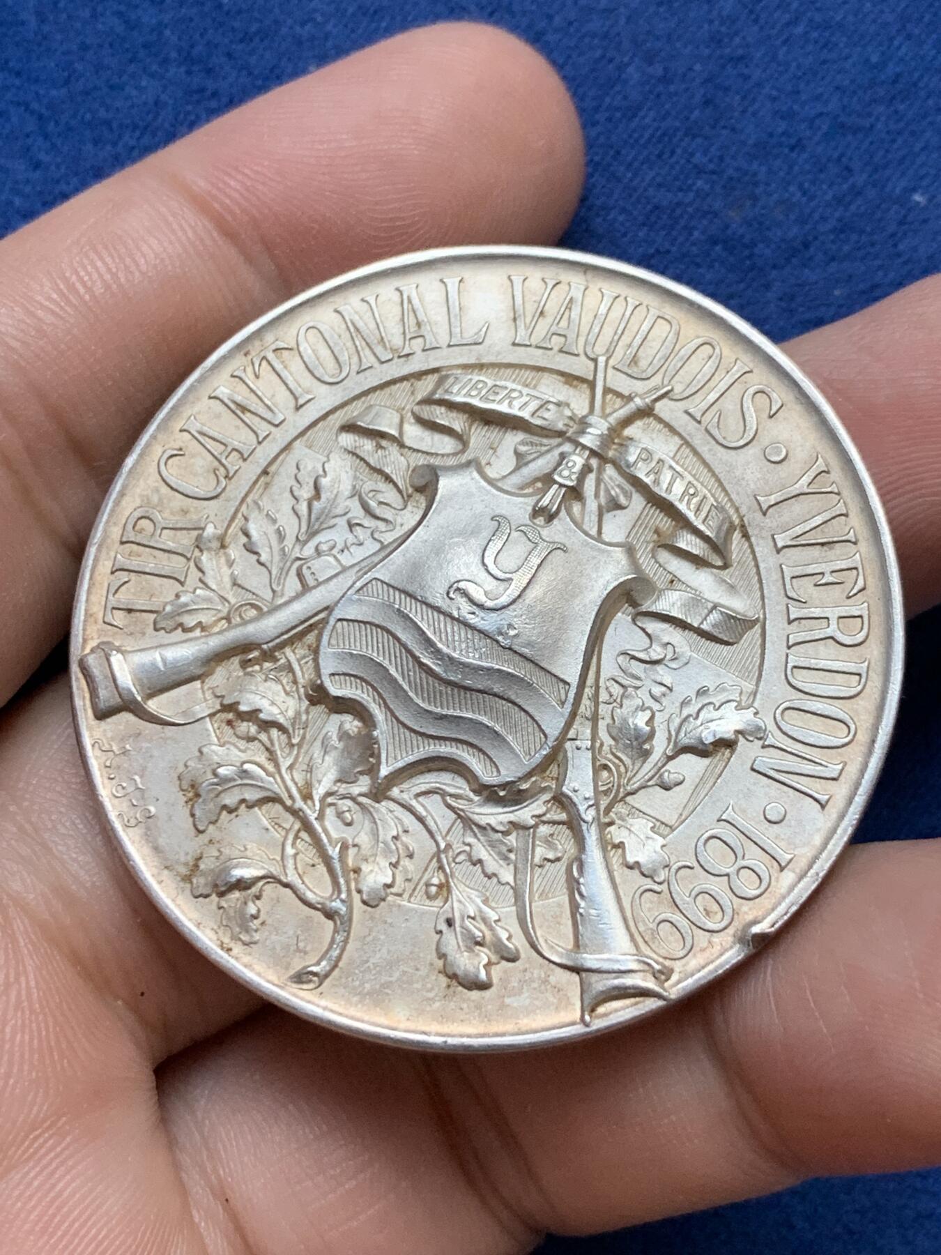 《竞宝斋》第295场- 周日，周一  2场连拍 （全场包邮） JACOT-GUILLARMOD 1899年瑞士沃州射击节银章 直径45mm 重量39g 品种罕见 高点和底光极好！ 边有一小磕