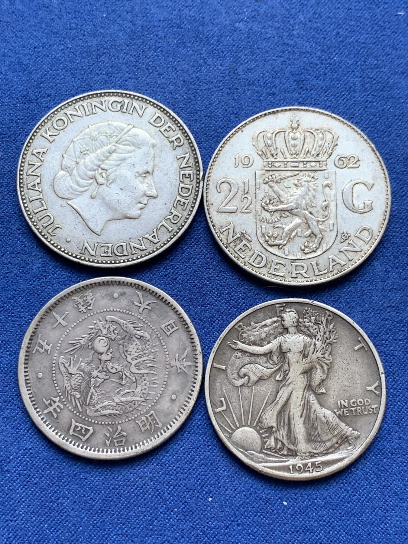 《竞宝斋》第295场- 周日，周一  2场连拍 （全场包邮） 4枚一组 荷兰朱莉安娜女王2.5盾银币两枚+美国1945年行走女神50美分银币一枚+明治四年日本龙五十钱银币一枚