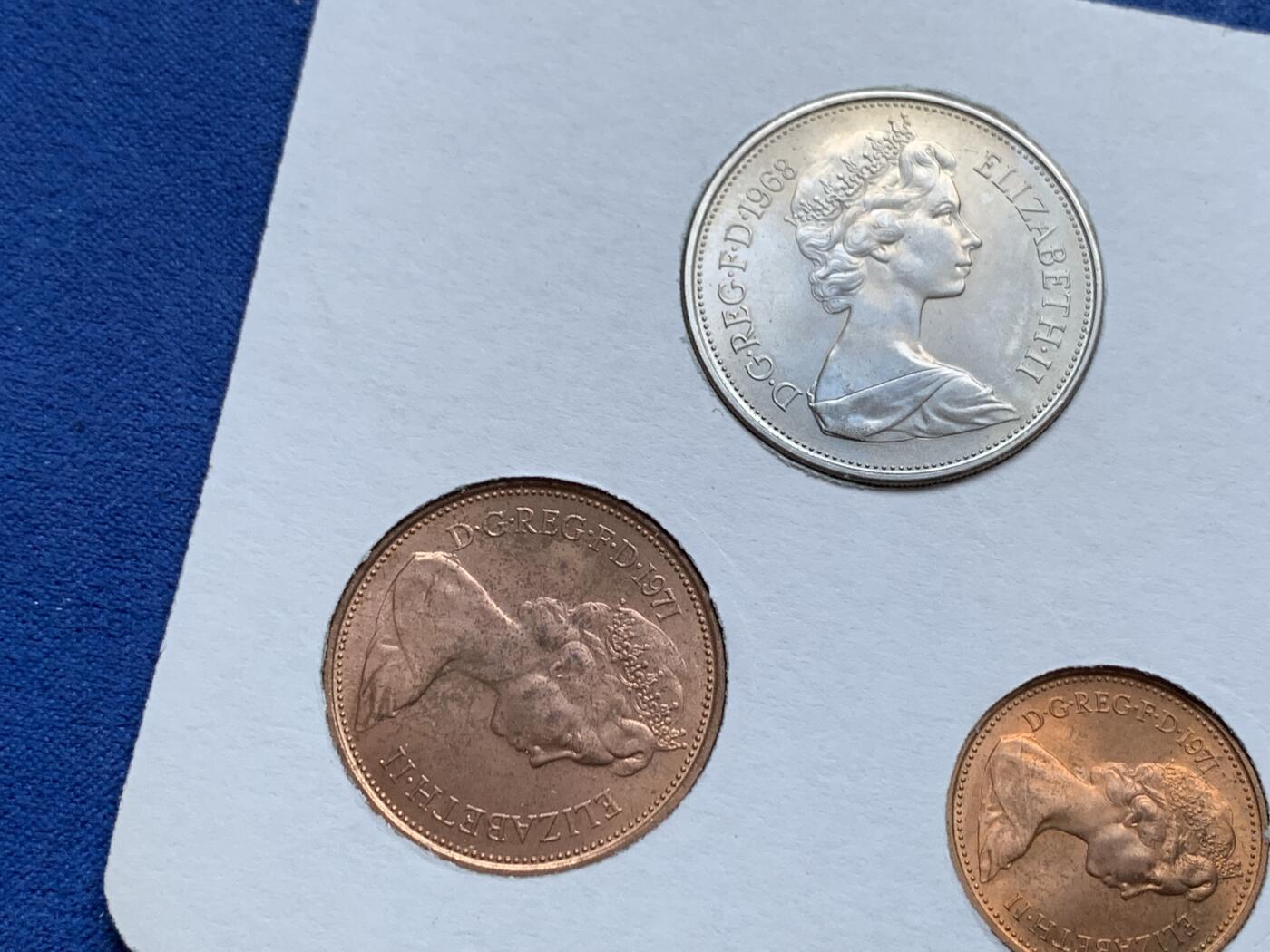 《竞宝斋》第295场- 周日，周一  2场连拍 （全场包邮） 英国套币5枚装 册装 细节见图