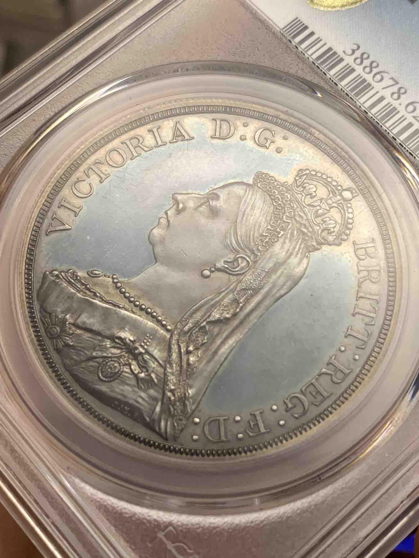 《竞宝斋》第295场- 周日，周一  2场连拍 （全场包邮） PCGS PR62CAM 英国1887年维多利亚1克朗马剑精制银币 蓝汪汪的底板，镜面效果明显，只有1000枚左右，大名誉品，英系资深玩家必备藏品