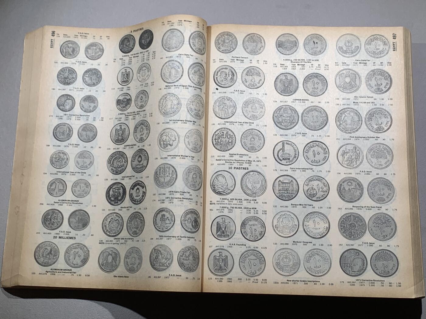 《竞宝斋》第295场- 周日，周一  2场连拍 （全场包邮） 克劳斯世界硬币目录第十版（1984年） 1984页大厚本  收录了自18世纪中期至1983年发行的75000枚以上硬币  内容十分详尽  非常少见