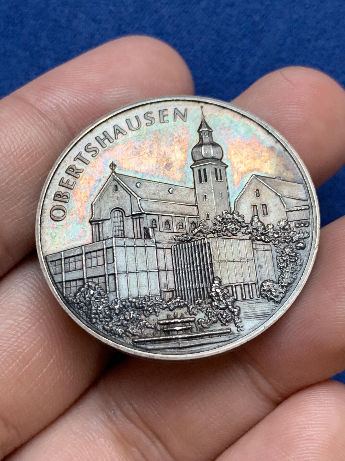 《竞宝斋》第295场- 周日，周一  2场连拍 （全场包邮） 德国奥伯茨豪森银章 1989年城市法律成立70周年 正面为城市会长，背面为城市景观，首见品，直径35mm、重14.82克