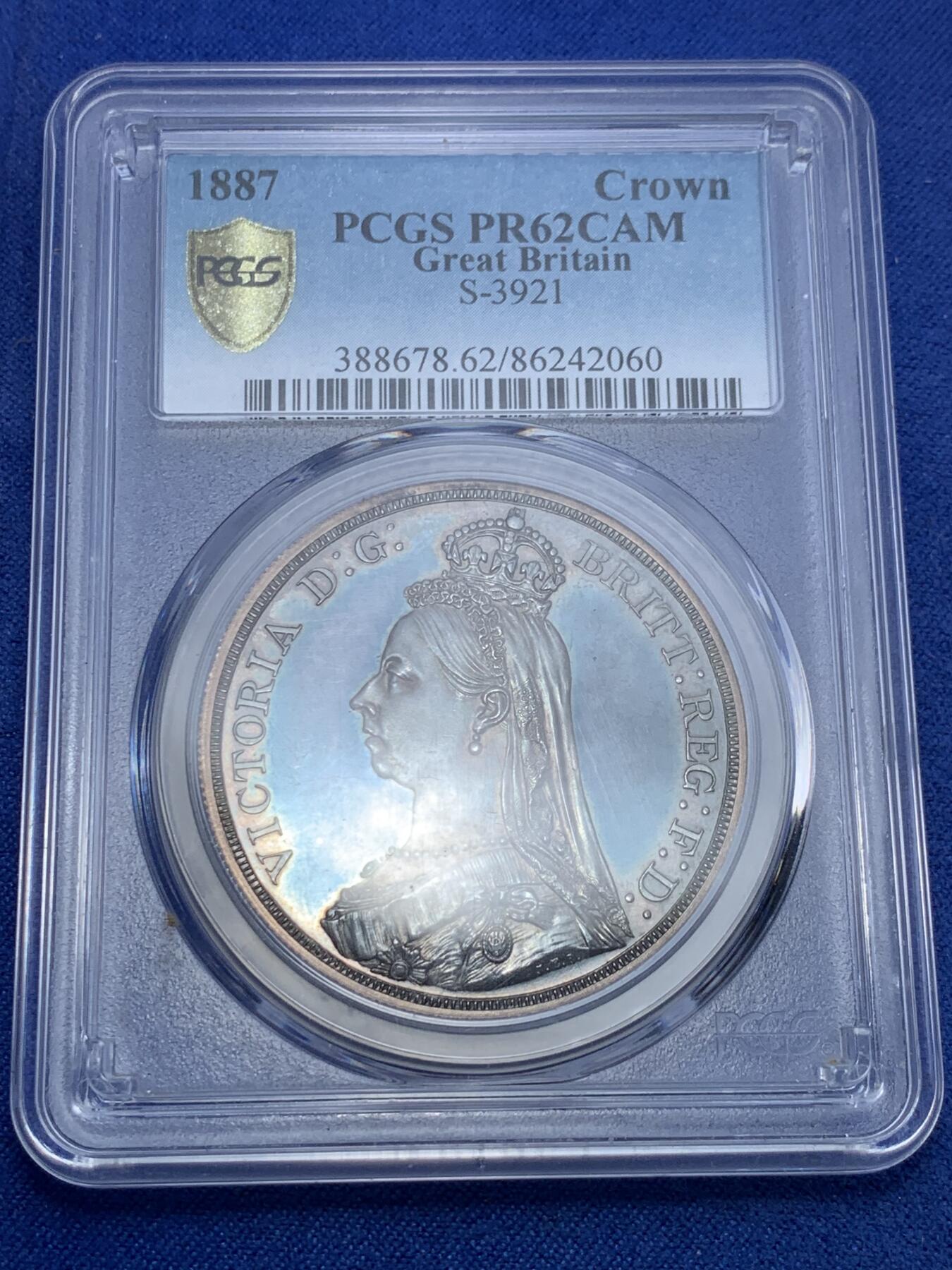 《竞宝斋》第295场- 周日，周一  2场连拍 （全场包邮） PCGS PR62CAM 英国1887年维多利亚1克朗马剑精制银币 蓝汪汪的底板，镜面效果明显，只有1000枚左右，大名誉品，英系资深玩家必备藏品