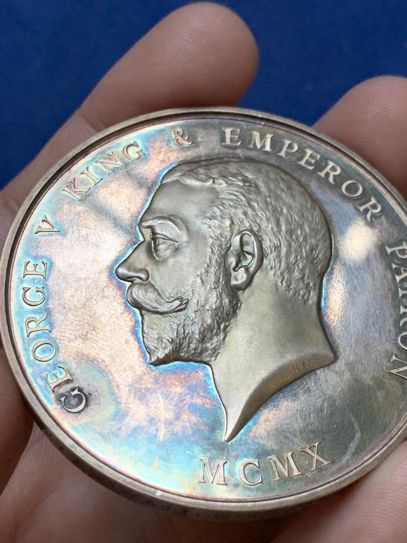 《竞宝斋》第295场- 周日，周一  2场连拍 （全场包邮） 英国1915乔治五世皇家艺术学会总统奖章 罕见大银章，人像浮雕凝霜很棒，55mm，92.2g，带高级原盒