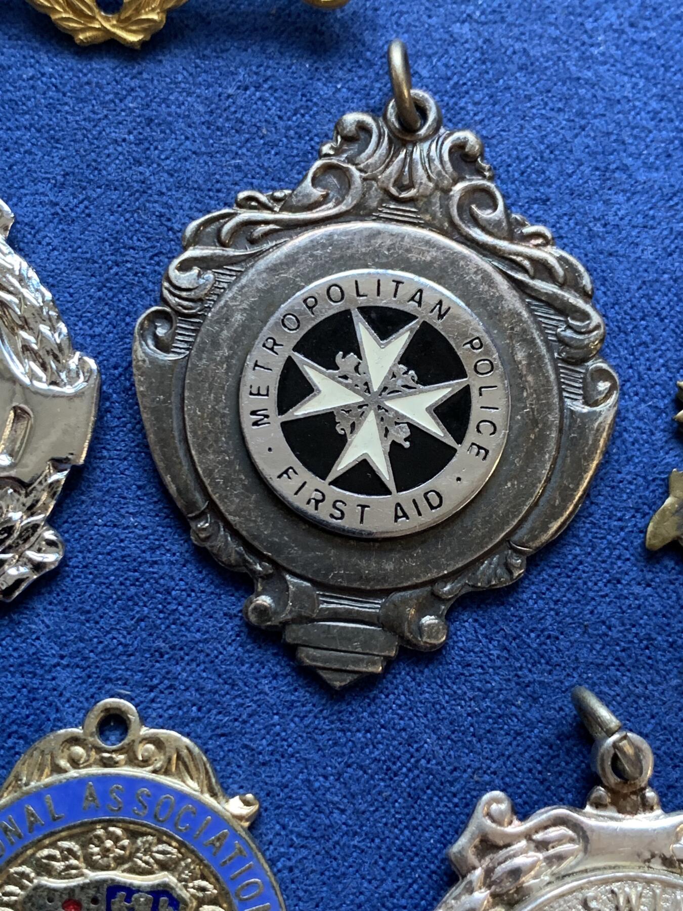 《竞宝斋》第295场- 周日，周一  2场连拍 （全场包邮） 6枚一组 外国纪念章一组 细节见图