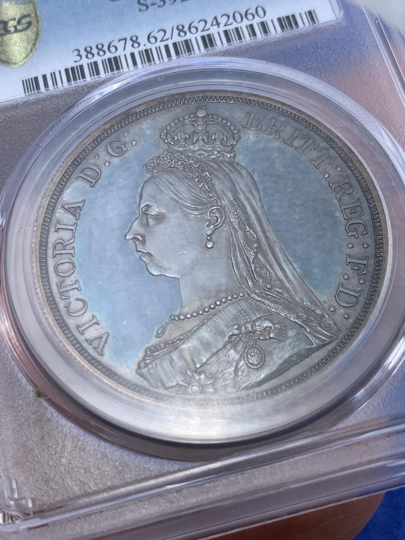 《竞宝斋》第295场- 周日，周一  2场连拍 （全场包邮） PCGS PR62CAM 英国1887年维多利亚1克朗马剑精制银币 蓝汪汪的底板，镜面效果明显，只有1000枚左右，大名誉品，英系资深玩家必备藏品