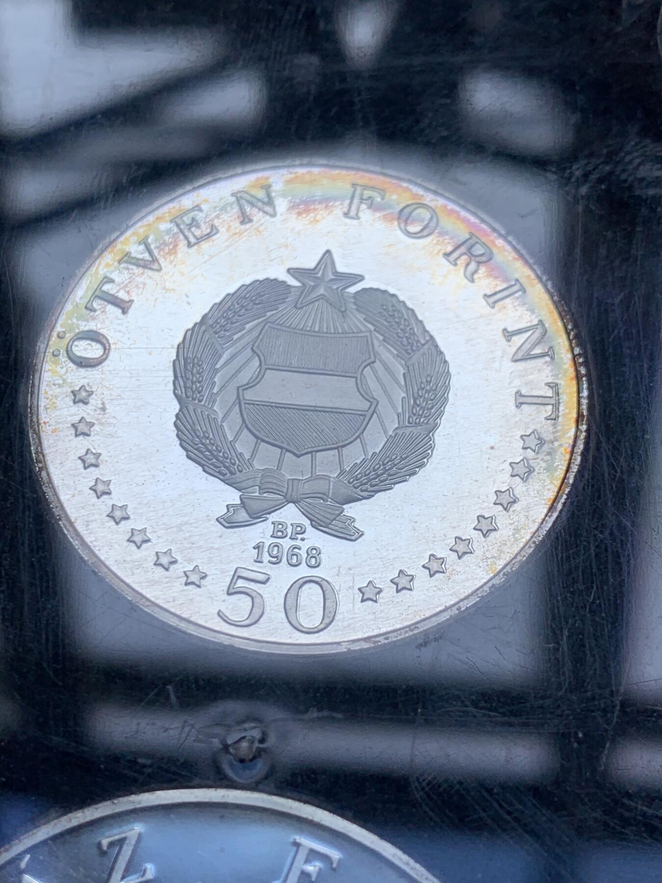 《竞宝斋》第295场- 周日，周一  2场连拍 （全场包邮） 1968 匈牙利精制全银套币 50 100福林两枚 这套的亮点在于原厂的封装完好 连封带都完好无损 纪念塞梅尔魏斯·伊格纳兹·菲利普诞辰150周年 外拍热门品种