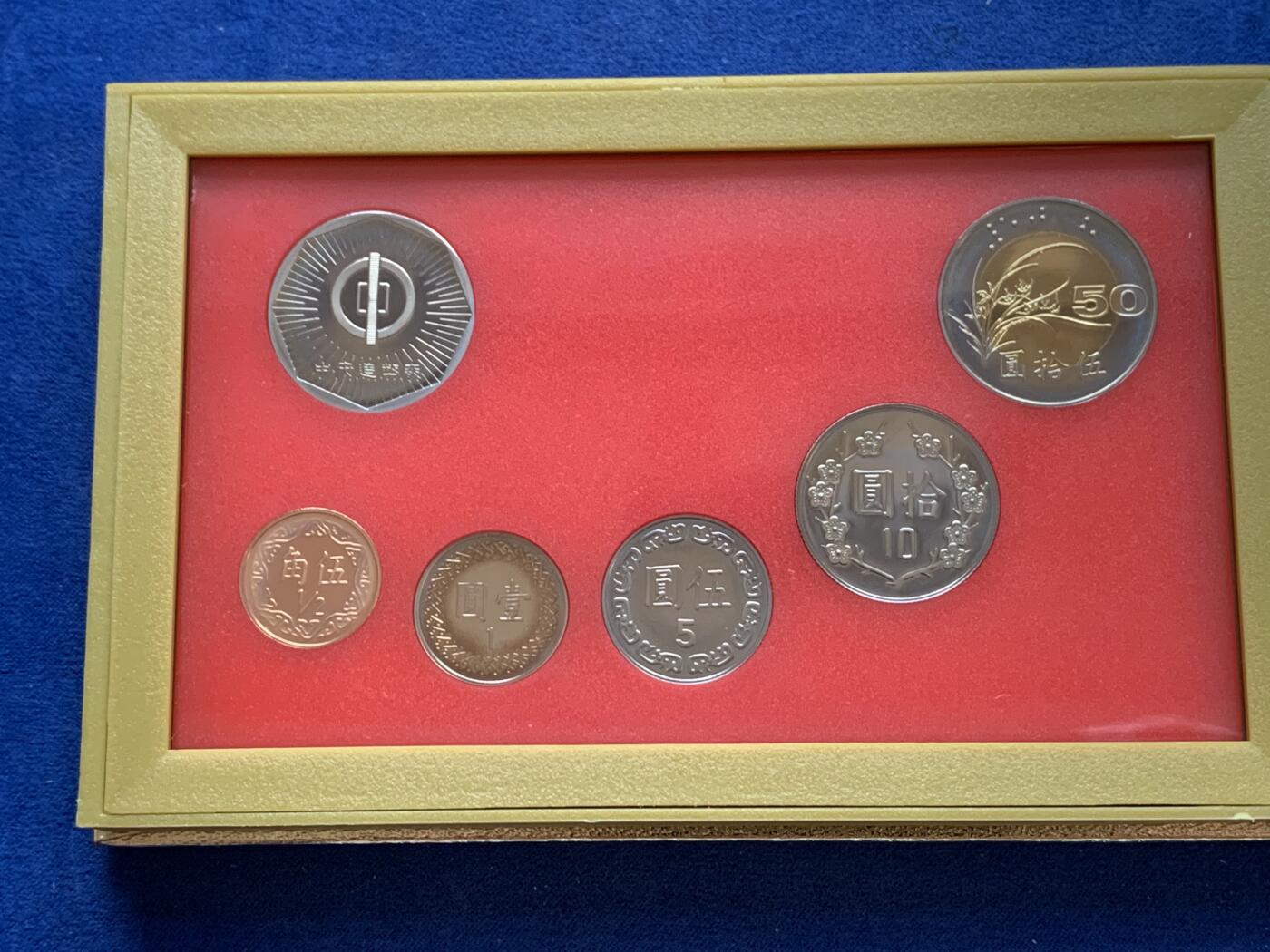 《竞宝斋》第295场- 周日，周一  2场连拍 （全场包邮） 两套一组 1998和1999 中国台湾 精制套币 包装齐全无氧化 均带有精制生肖章 收藏佳品